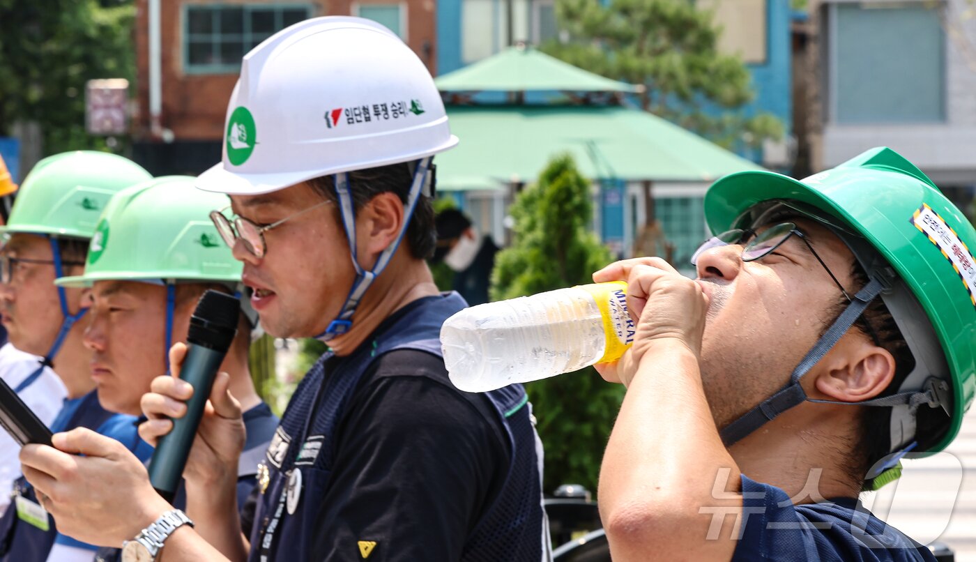 본문 이미지 - 29일 서울 종로구 국정기획위원회 앞에서 열린 산업안전보건규칙 개정후 건설현장 폭염실태 기자회견에서 한 참가자가 물을 마시고 있다. 2025.7.29/뉴스1 ⓒ News1 김도우 기자