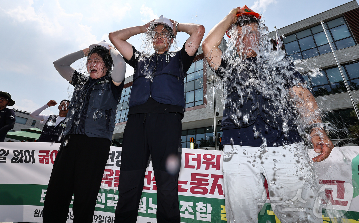 (서울=뉴스1) 김도우 기자 = 전국건설노동조합 조합원들이 29일 서울 종로구 국정기획위원회 앞에서 열린 산업안전보건규칙 개정후 건설현장 폭염실태 기자회견에서 상징의식을 하고 있다 …