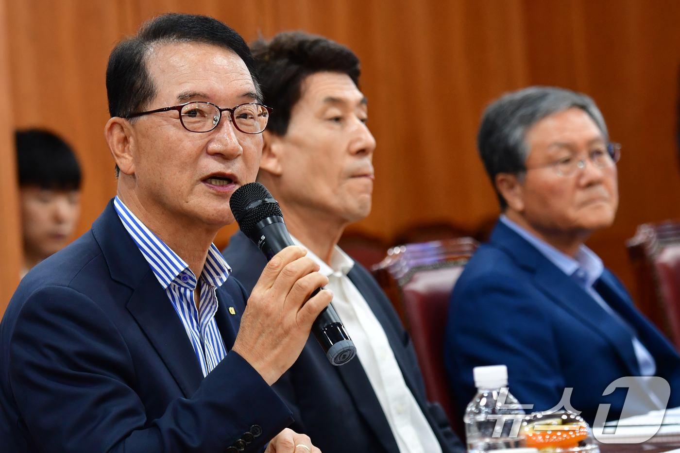 (포항=뉴스1) 최창호 기자 = 나주영 경북 포항상공회의소 회장이 29일 포항상공회의소에 열린 '지역경제위기극복 대응을 위한 금융기관 긴급 간담회'에서 지역 경제현안 등에 대해 설 …