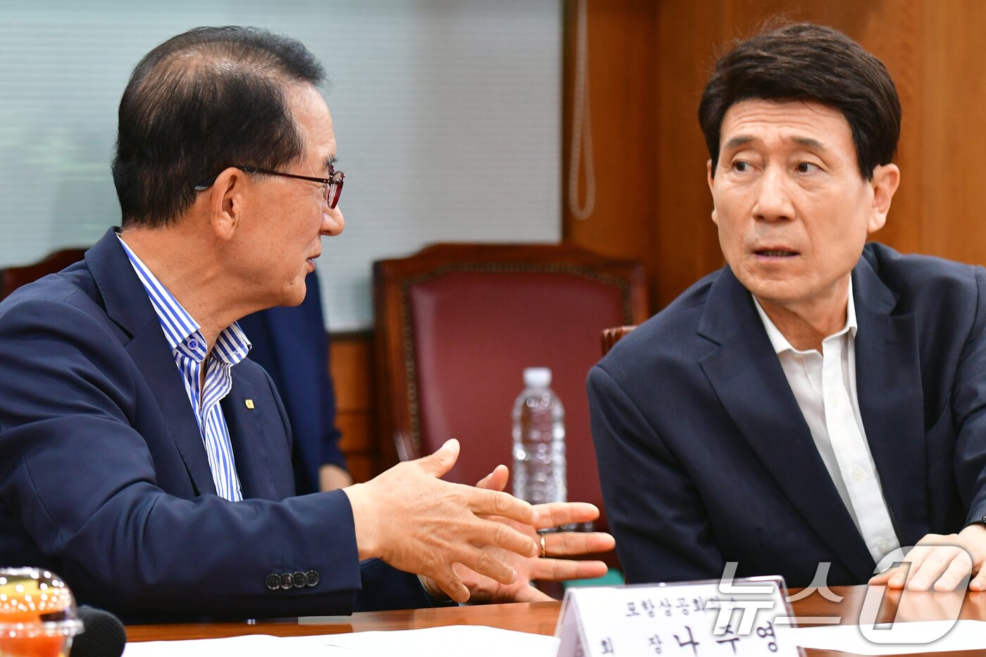 본문 이미지 - 나주영 경북 포항상공회의소 회장(왼쪽)과 이강덕 포항시장이 29일 포항상공회의소에 열린 '지역경제위기극복 대응을 위한 금융기관 긴급 간담회'에서 지역 경제 현안에 대해 얘기하고 있다.2025.7.29/뉴스1 ⓒ News1 최창호 기자