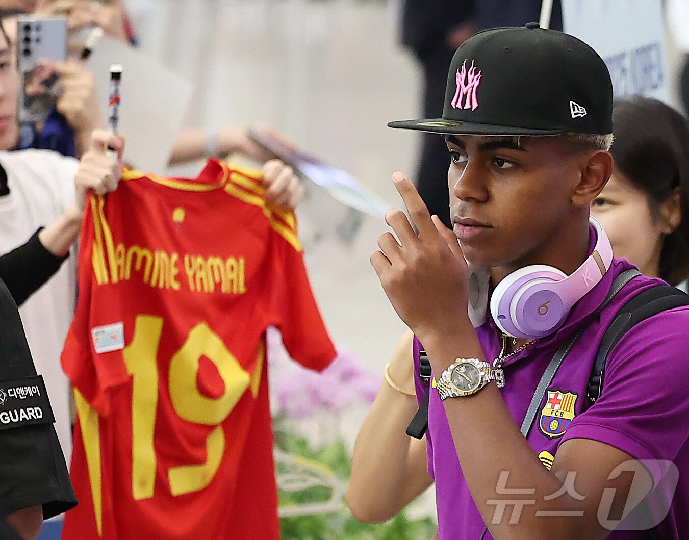 본문 이미지 - FC 바르셀로나의 공격수 라민 야말이 29일 오후 인천국제공항 2터미널을 통해 입국하고 있다. 지난 2010년 이후 15년 만에 한국을 찾은 바르셀로나는 오는 31일 오후 8시 서울월드컵경기장에서 K리그1 FC서울과 맞대결을 펼친 뒤 4일에는 대구FC와 친선경기를 치른다. 2025.7.29/뉴스1 ⓒ News1 김진환 기자