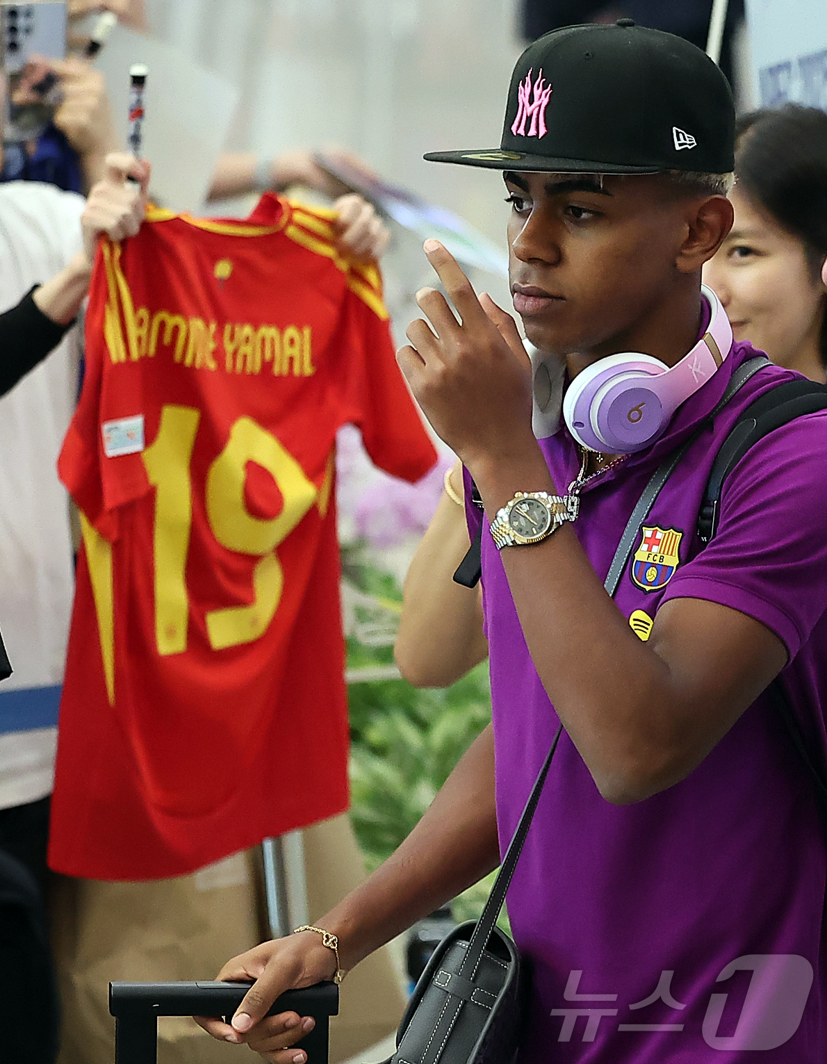 (인천공항=뉴스1) 김진환 기자 = FC 바르셀로나의 공격수 라민 야말이 29일 오후 인천국제공항 2터미널을 통해 입국하고 있다.지난 2010년 이후 15년 만에 한국을 찾은 바르 …