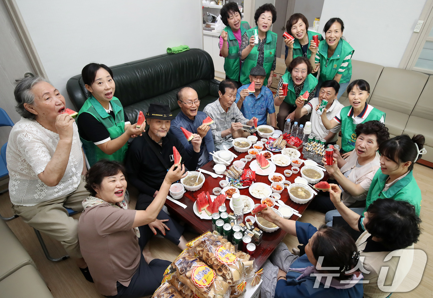(대구=뉴스1) 공정식 기자 = 중복을 하루 앞둔 29일 대구 중구 삼덕1,2가경로당 무더위쉼터에 모인 어르신들이 삼덕동 새마을부녀회가 복달임 음식으로 준비한 갈비탕과 수박 등을 …