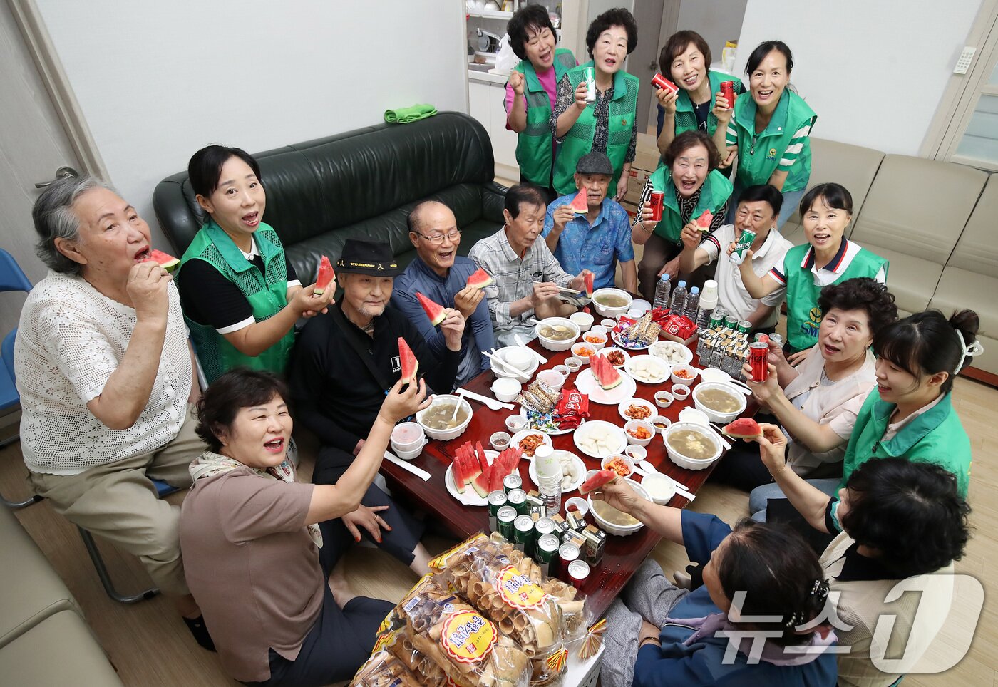 본문 이미지 - 중복을 하루 앞둔 29일 대구 중구 삼덕1,2가경로당 무더위쉼터에 모인 어르신들이 삼덕동 새마을부녀회가 복달임 음식으로 준비한 갈비탕과 수박 등을 함께 나누고 있다.  2025.7.29/뉴스1 ⓒ News1 공정식 기자