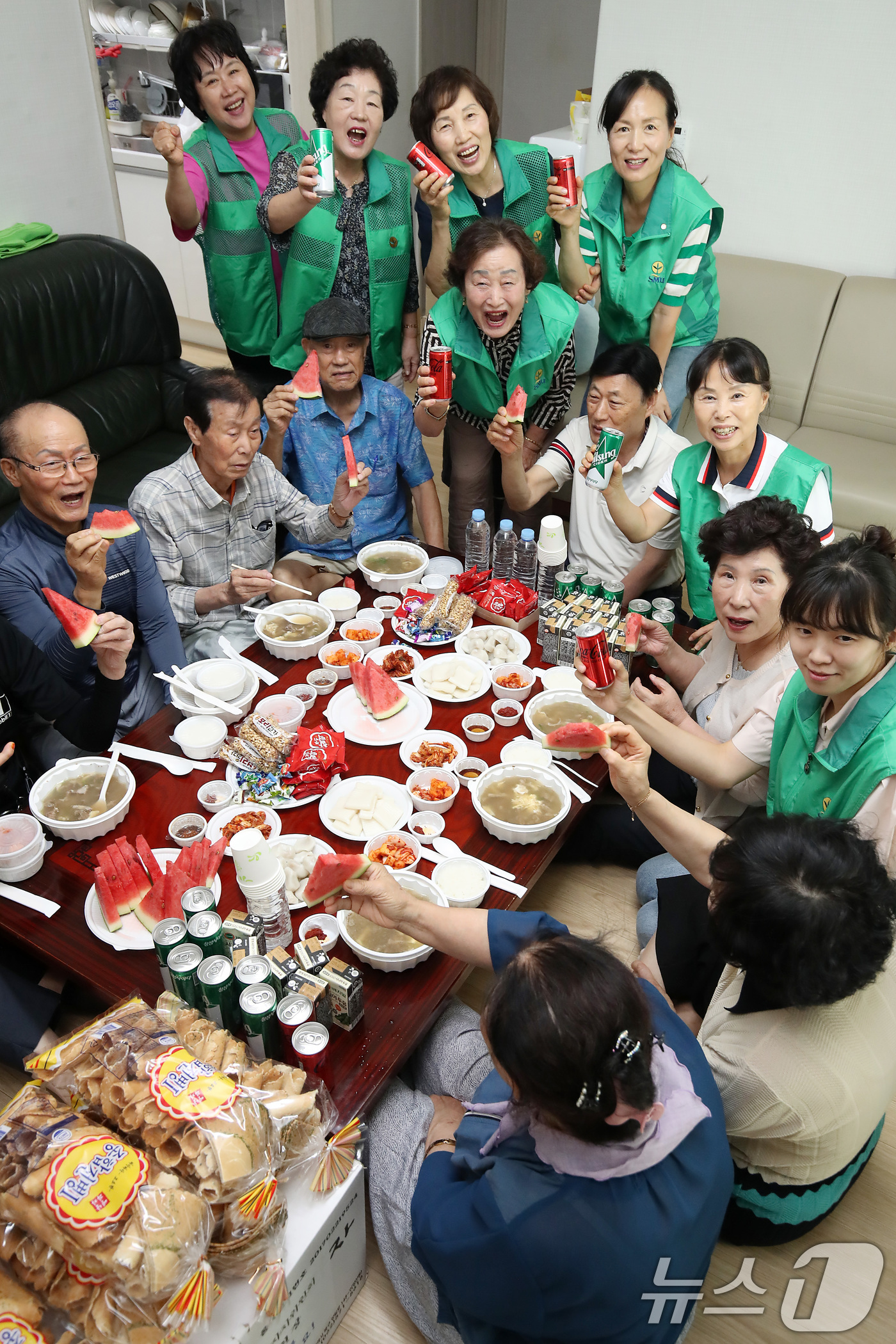 (대구=뉴스1) 공정식 기자 = 중복을 하루 앞둔 29일 대구 중구 삼덕1,2가경로당 무더위쉼터에 모인 어르신들이 삼덕동 새마을부녀회가 복달임 음식으로 준비한 갈비탕과 수박 등을 …