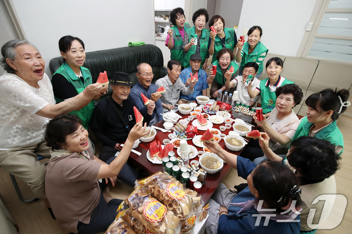 (대구=뉴스1) 공정식 기자 = 중복을 하루 앞둔 29일 대구 중구 삼덕1,2가경로당 무더위쉼터에 모인 어르신들이 삼덕동 새마을부녀회가 복달임 음식으로 준비한 갈비탕과 수박 등을 …