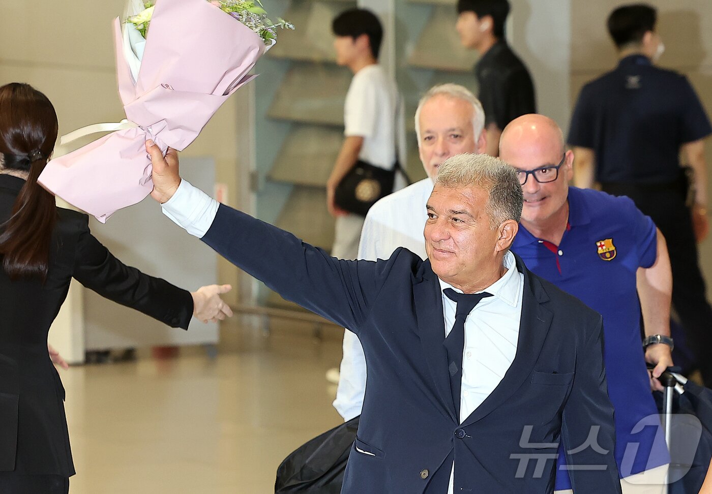 본문 이미지 - 주안 라포르타 FC 바르셀로나 회장이 29일 오후 인천국제공항 2터미널을 통해 입국하며 한국 팬들을 향해 인사하고 있다. 2025.7.29/뉴스1 ⓒ News1 김진환 기자