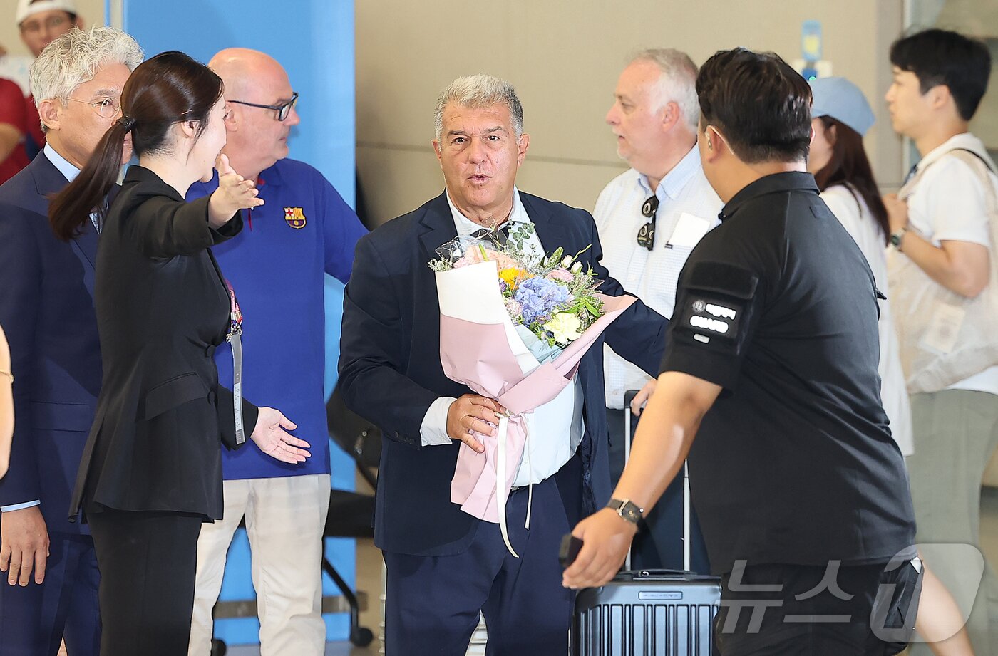 본문 이미지 - 주안 라포르타 FC 바르셀로나 회장이 29일 오후 인천국제공항 2터미널을 통해 입국하고 있다. 2025.7.29/뉴스1 ⓒ News1 김진환 기자