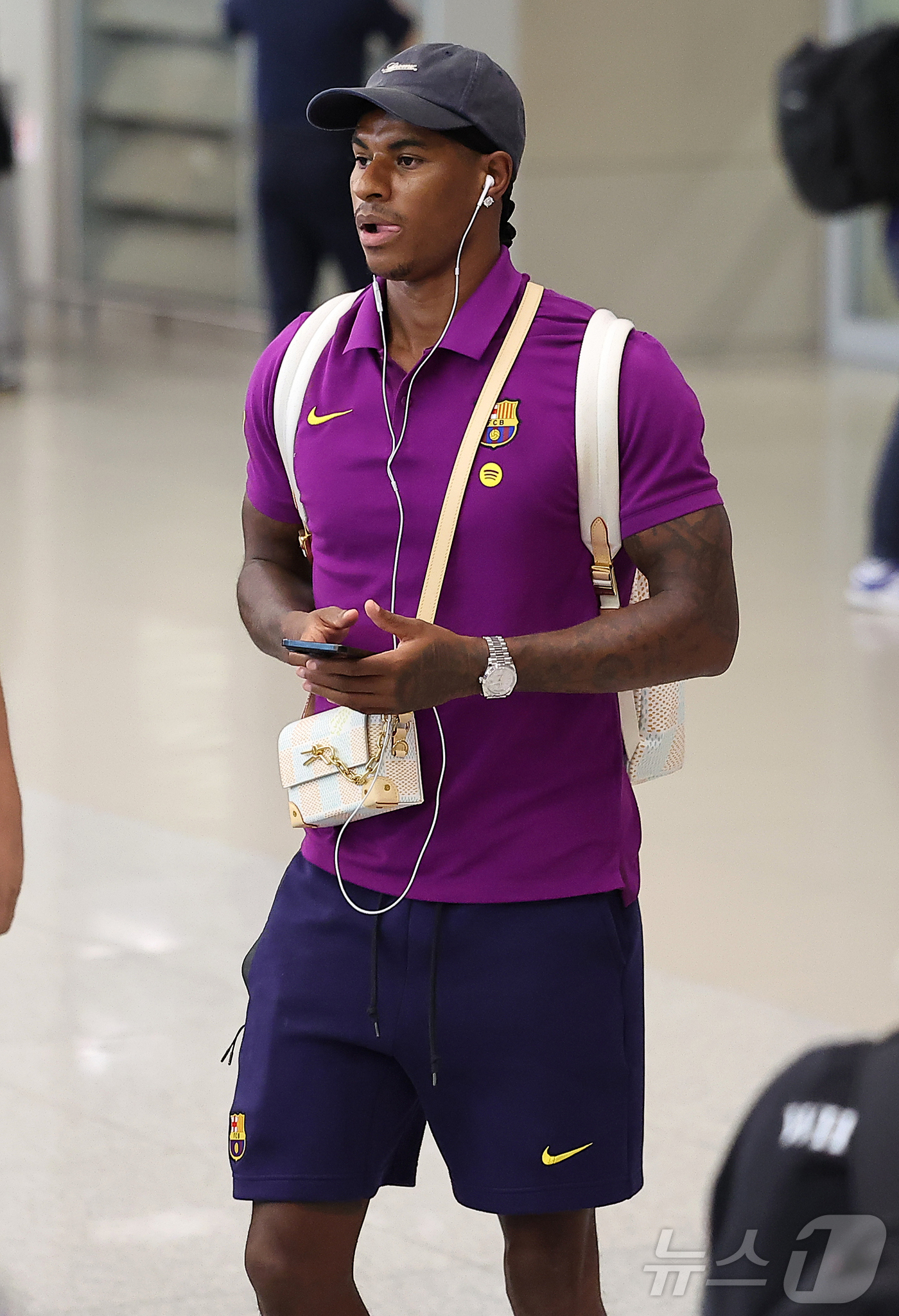 (인천공항=뉴스1) 김진환 기자 = FC 바르셀로나의 마커스 래시포드가 29일 오후 인천국제공항 2터미널을 통해 입국하고 있다.지난 2010년 이후 15년 만에 한국을 찾은 바르셀 …