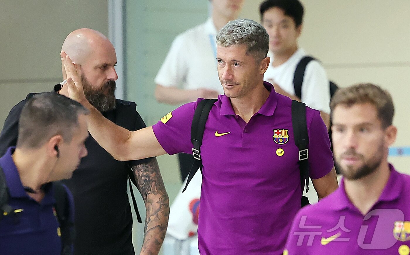 본문 이미지 - FC 바르셀로나의 로베르트 레반도프스키가 29일 오후 인천국제공항 2터미널을 통해 입국하고 있다. 2025.7.29/뉴스1 ⓒ News1 김진환 기자
