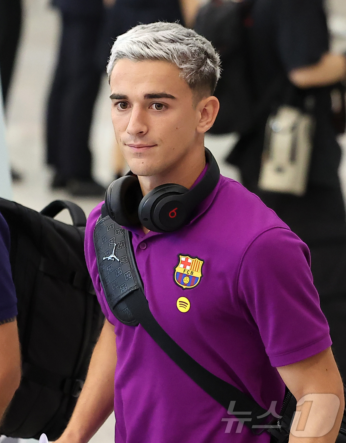 (인천공항=뉴스1) 김진환 기자 = FC 바르셀로나의 파블로 가비라가 29일 오후 인천국제공항 2터미널을 통해 입국하고 있다.지난 2010년 이후 15년 만에 한국을 찾은 바르셀로 …