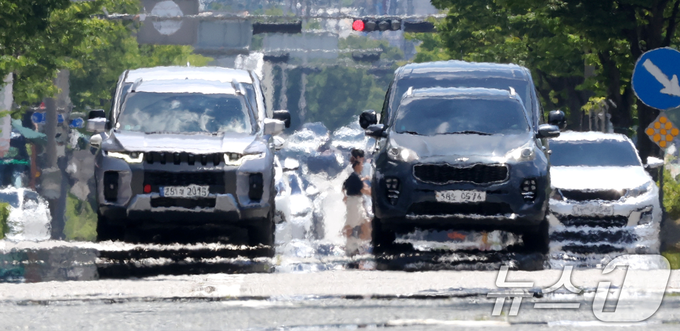 (전주=뉴스1) 유경석 기자 = 연일 무더위가 기승을 부리며 폭염경보가 이어진 29일 전북 전주시 효자로 위로 지열로 인한 아지랑이가 피어오르고 있다. 2025.7.29/뉴스1