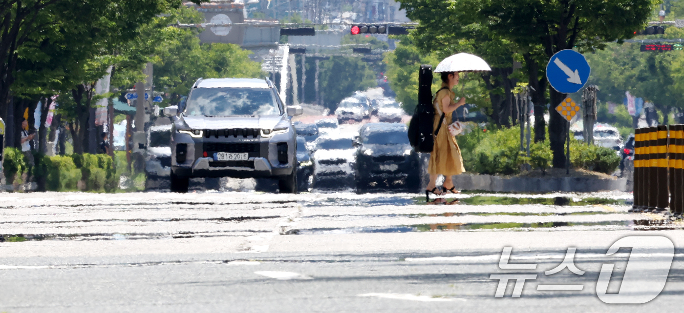 (전주=뉴스1) 유경석 기자 = 연일 무더위가 기승을 부리며 폭염경보가 이어진 29일 전북 전주시 효자로 위로 지열로 인한 아지랑이가 피어오르고 있다. 2025.7.29/뉴스1