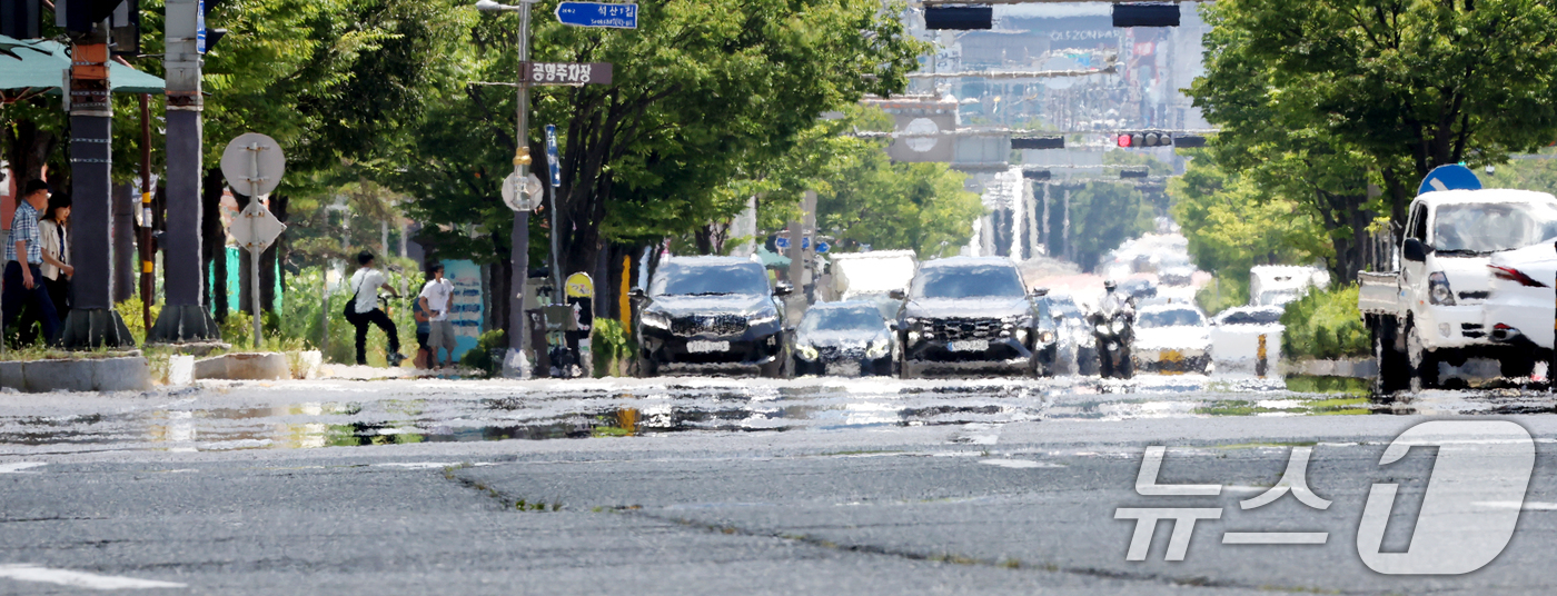 (전주=뉴스1) 유경석 기자 = 연일 무더위가 기승을 부리며 폭염경보가 이어진 29일 전북 전주시 효자로 위로 지열로 인한 아지랑이가 피어오르고 있다. 2025.7.29/뉴스1