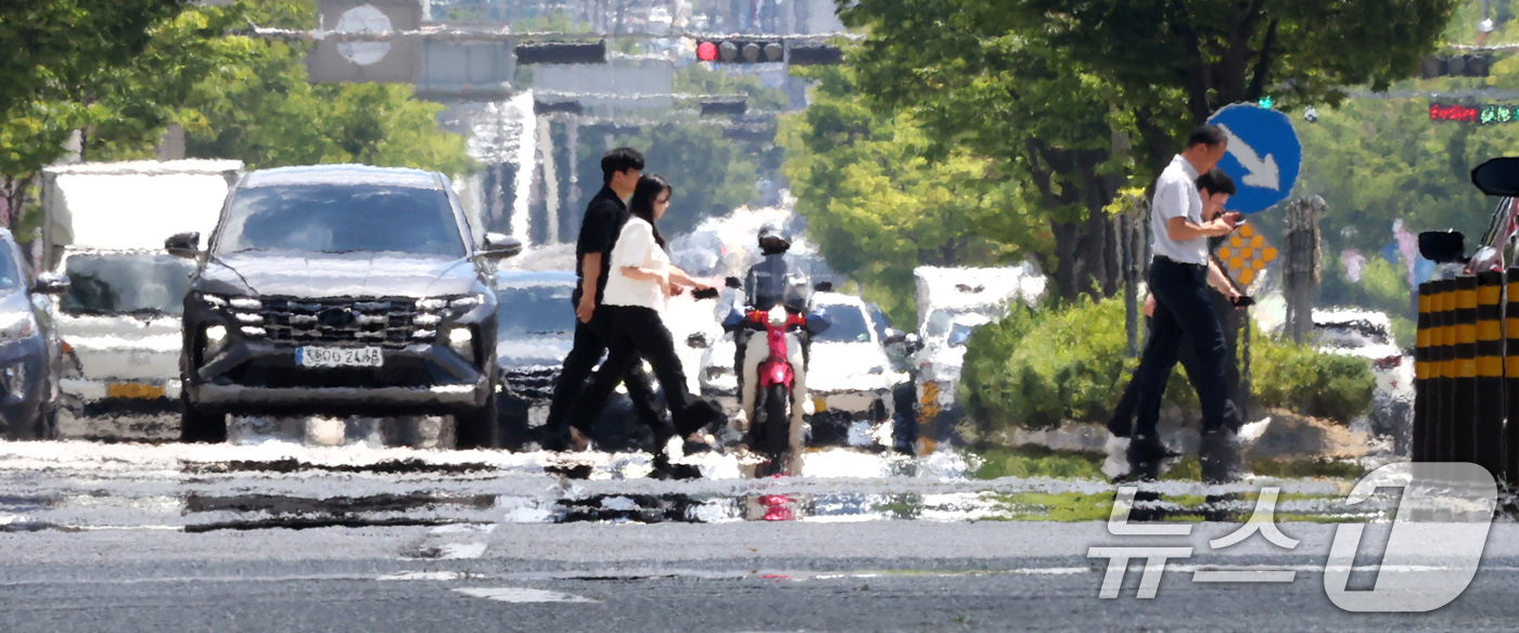 (전주=뉴스1) 유경석 기자 = 연일 무더위가 기승을 부리며 폭염경보가 이어진 29일 전북 전주시 효자로 위로 지열로 인한 아지랑이가 피어오르고 있다. 2025.7.29/뉴스1