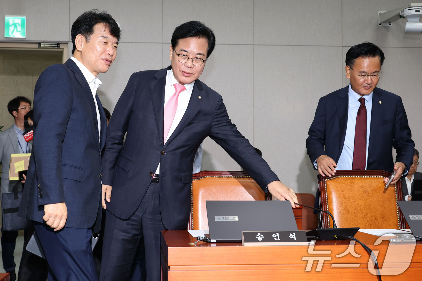 (서울=뉴스1) 이광호 기자 = 문진석 더불어민주당 원내수석부대표(왼쪽)와 송언석 국민의힘 비상대책위원장 겸 원내대표가 29일 서울 여의도 국회에서 열린 운영위원회 전체회의에 참석 …