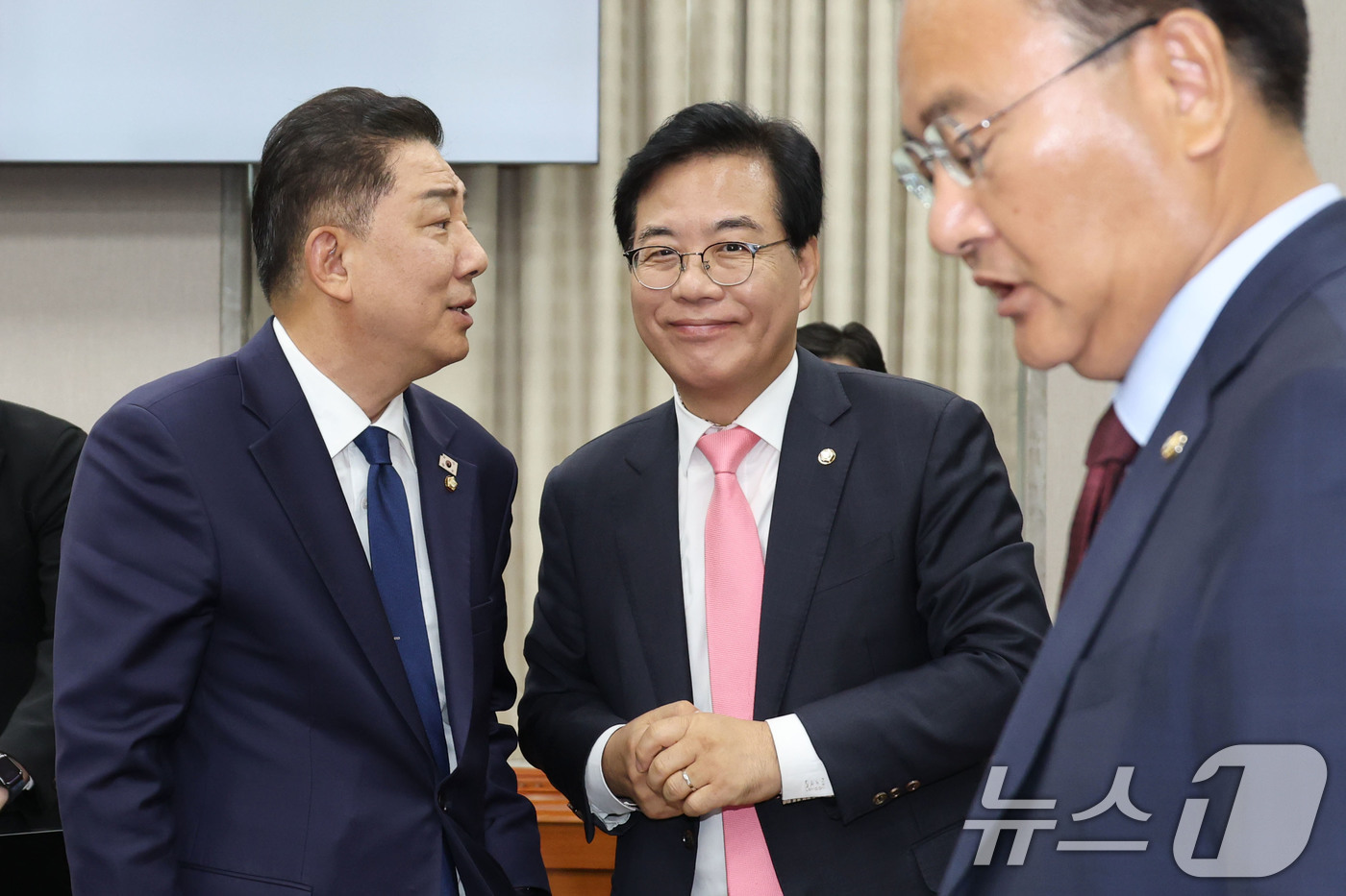 (서울=뉴스1) 이광호 기자 = 국회 운영위원장인 김병기 더불어민주당 대표 직무대행 겸 원내대표와 송언석 국민의힘 비상대책위원장 겸 원내대표가 29일 서울 여의도 국회에서 열린 운 …