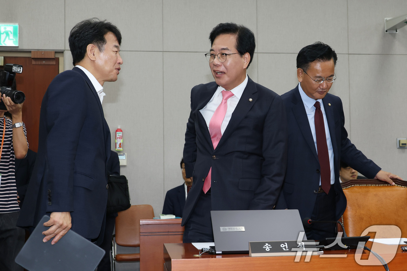 (서울=뉴스1) 이광호 기자 = 문진석 더불어민주당 원내수석부대표(왼쪽)와 송언석 국민의힘 비상대책위원장 겸 원내대표가 29일 서울 여의도 국회에서 열린 운영위원회 전체회의에 참석 …