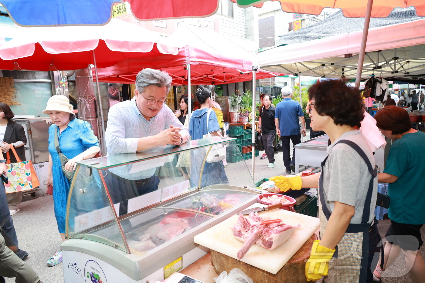 (대전=뉴스1) 이동원 기자 = 정용래 대전 유성구청장이 29일 유성시장에서 민생 회복 소비 쿠폰 지급에 맞춰 구청 직원이 참여하는 ‘민생 회복 소비 촉진 장보기 행사’에 참석했다 …