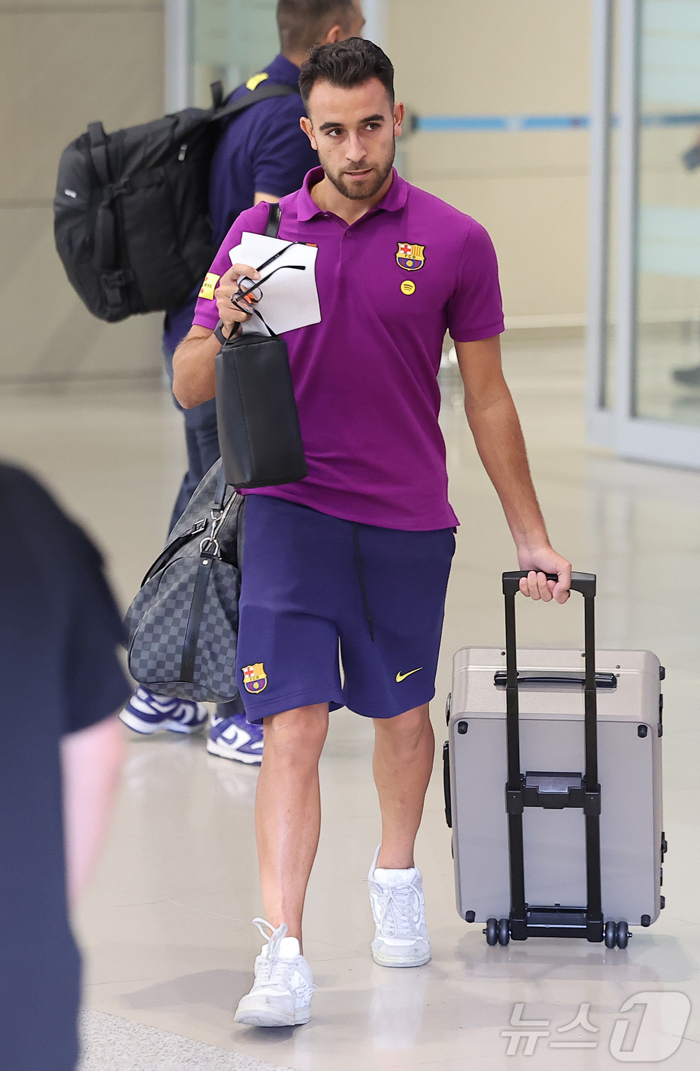 (인천공항=뉴스1) 김진환 기자 = FC 바르셀로나의 에릭 가르시아가 29일 오후 인천국제공항 2터미널을 통해 입국하고 있다.지난 2010년 이후 15년 만에 한국을 찾은 바르셀로 …