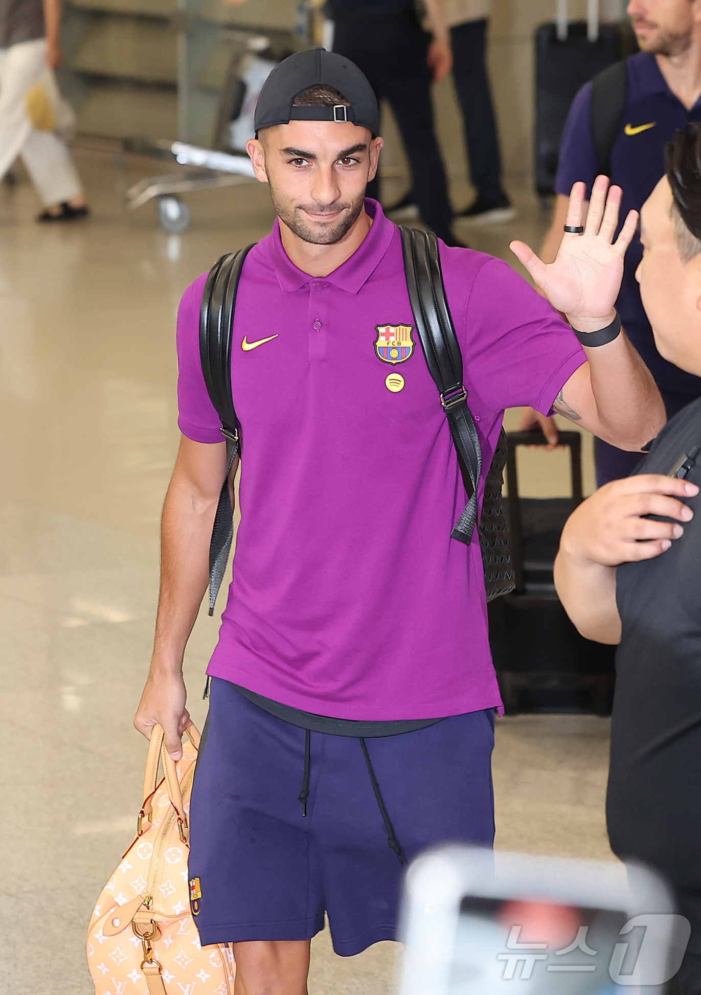 (인천공항=뉴스1) 김진환 기자 = FC 바르셀로나의 페란 토레스가 29일 오후 인천국제공항 2터미널을 통해 입국하고 있다.지난 2010년 이후 15년 만에 한국을 찾은 바르셀로나 …