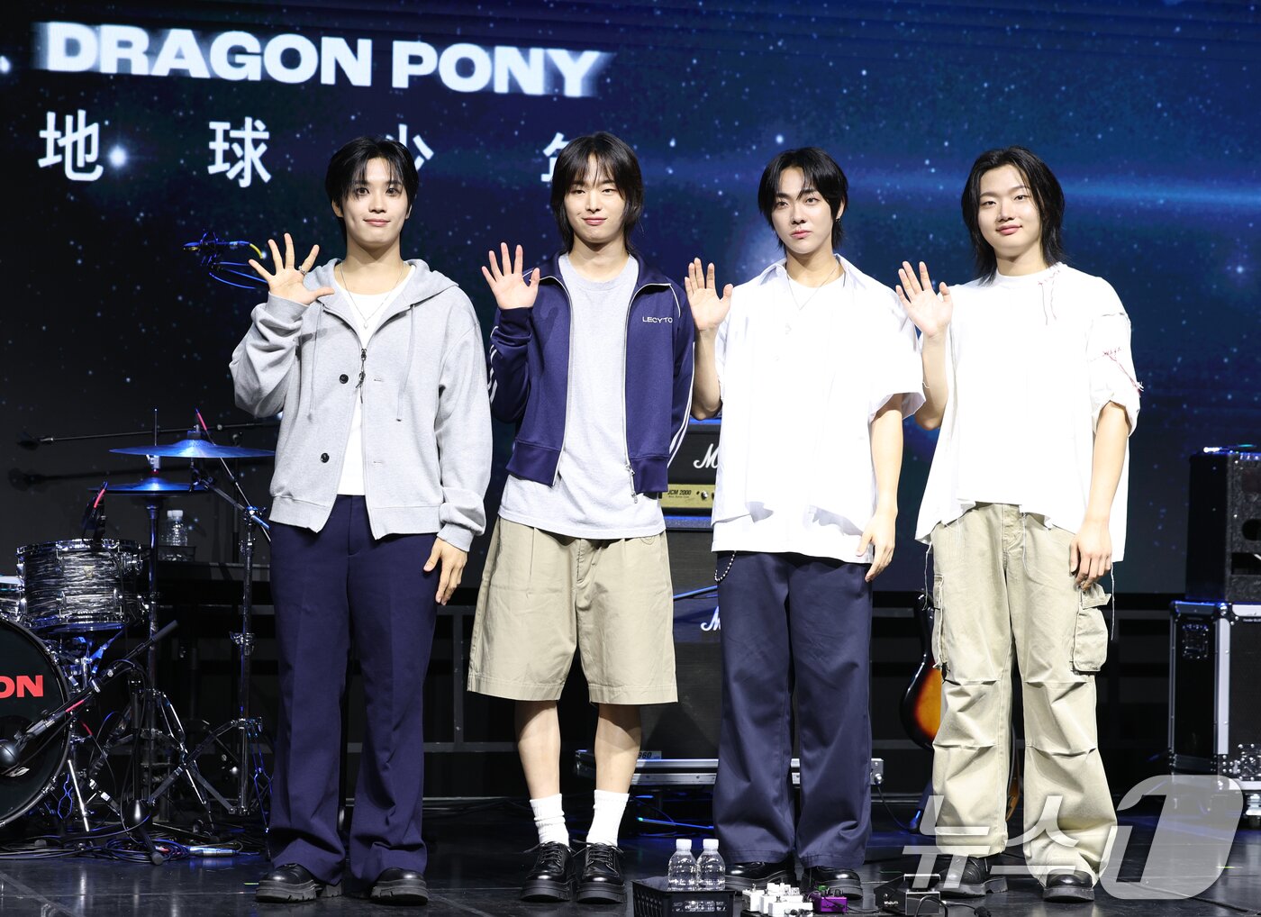 본문 이미지 - 밴드 드래곤포니의 편성현(왼쪽부터)과 권세혁, 안태규, 고강훈이 29일 서울 서대문구 예스24 원더로크홀에서 가진 디지털 싱글 ‘지구소년’의 쇼케이스에 참석해 포즈를 취하고 있다. 2025.7.29/뉴스1 ⓒ News1 권현진 기자
