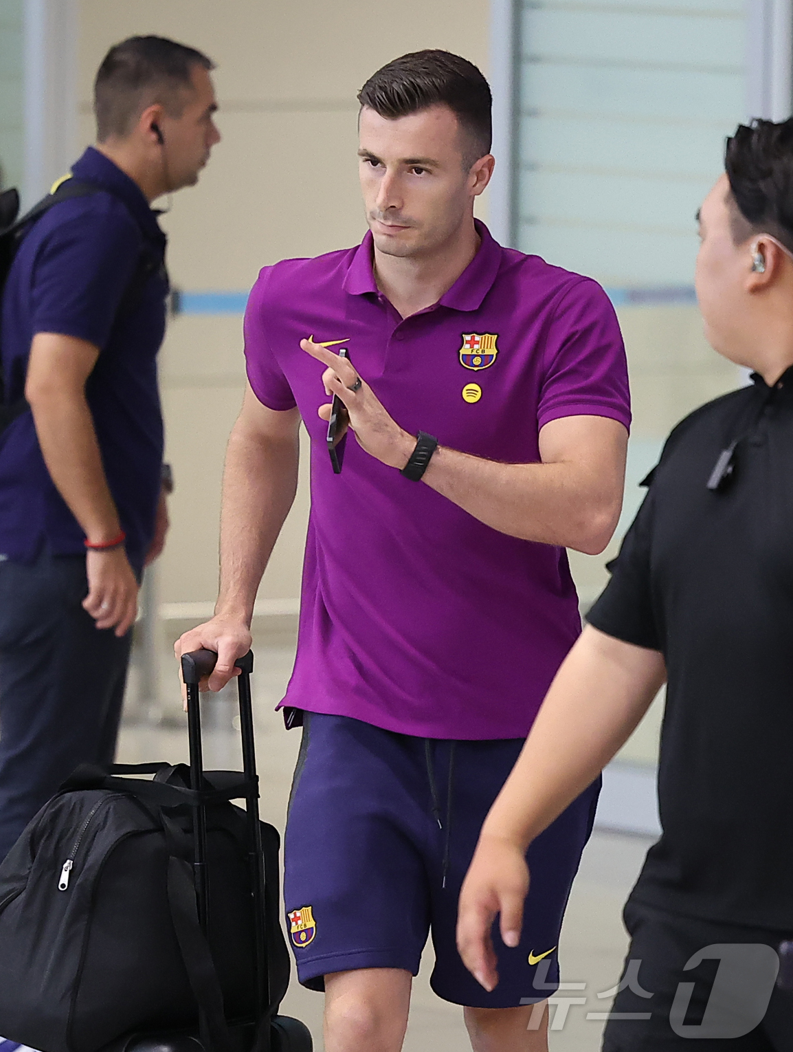 (인천공항=뉴스1) 김진환 기자 = FC 바르셀로나의 이그나시오 페냐가 29일 오후 인천국제공항 2터미널을 통해 입국하고 있다.지난 2010년 이후 15년 만에 한국을 찾은 바르셀 …