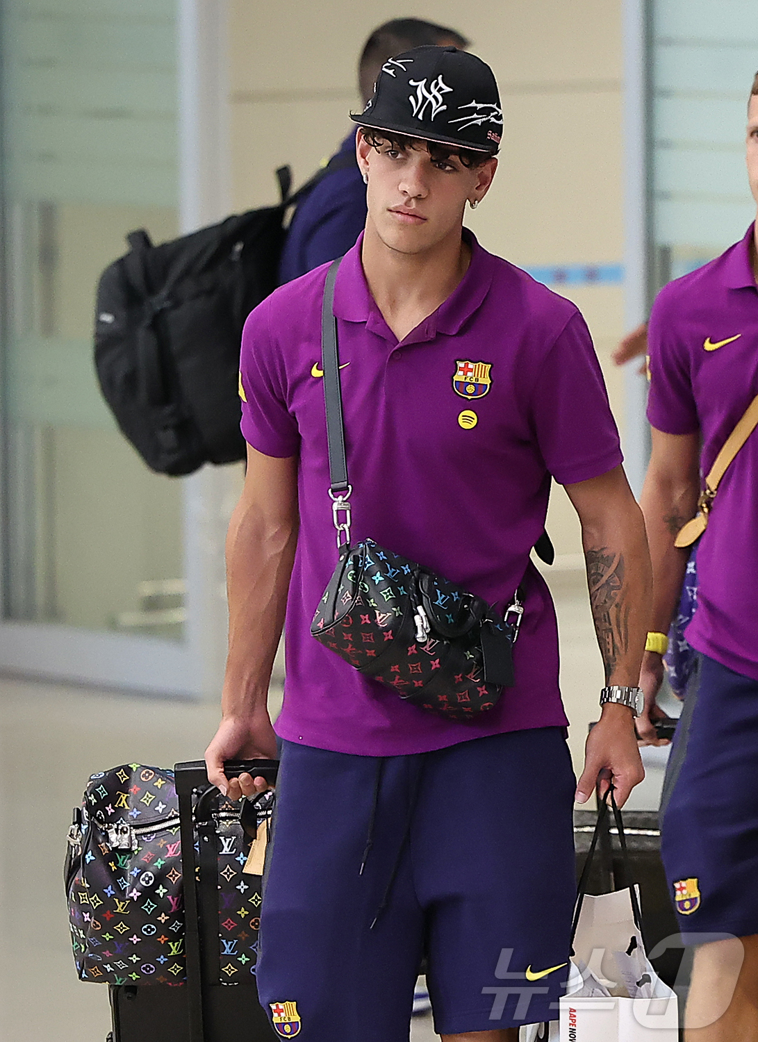 (인천공항=뉴스1) 김진환 기자 = FC 바르셀로나의 엑토르 포트가 29일 오후 인천국제공항 2터미널을 통해 입국하고 있다.지난 2010년 이후 15년 만에 한국을 찾은 바르셀로나 …