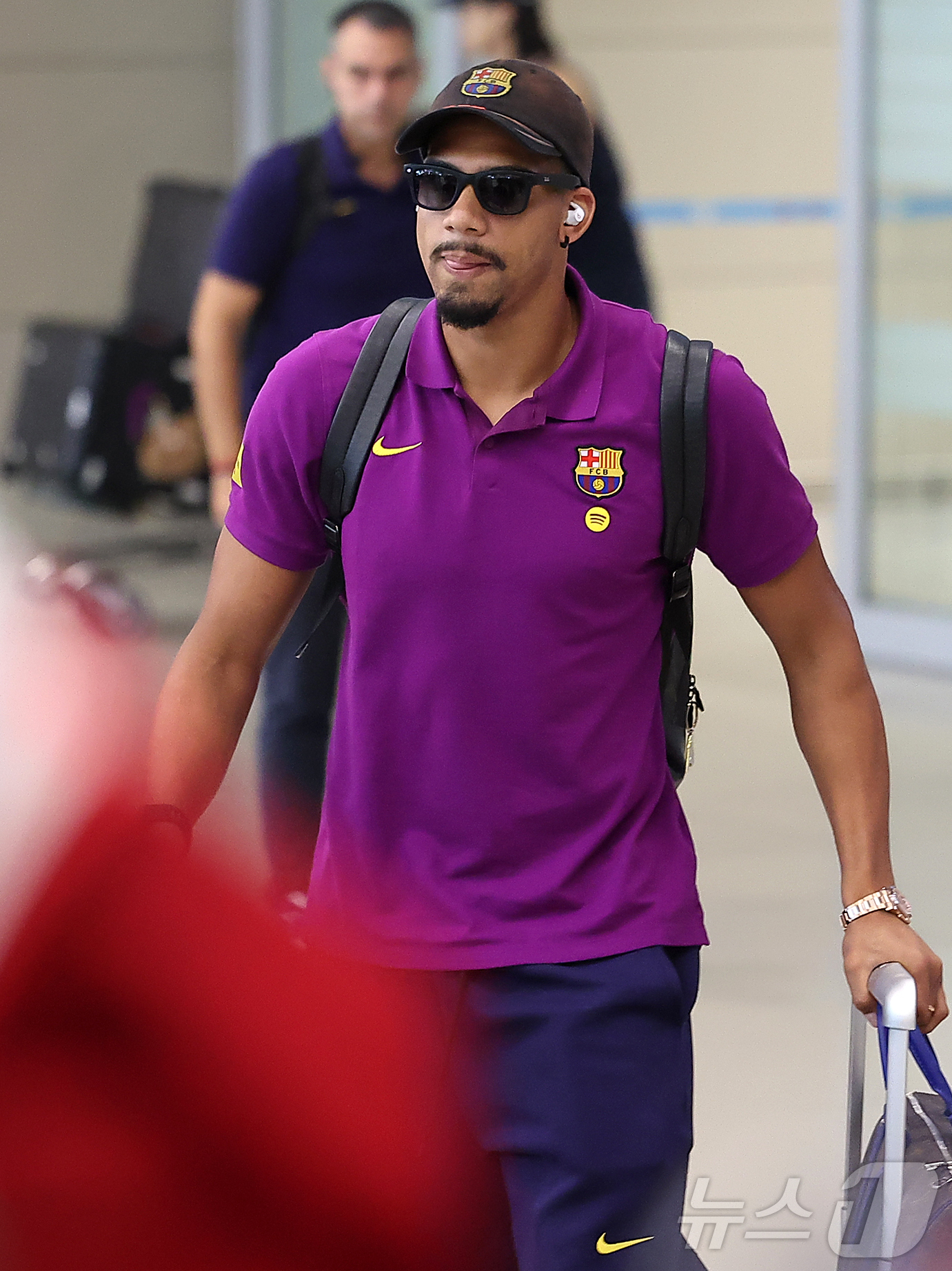 (인천공항=뉴스1) 김진환 기자 = FC 바르셀로나의 로날드 아라우호가 29일 오후 인천국제공항 2터미널을 통해 입국하고 있다.지난 2010년 이후 15년 만에 한국을 찾은 바르셀 …