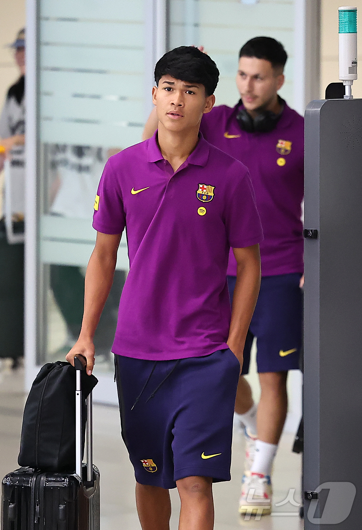 (인천공항=뉴스1) 김진환 기자 = FC 바르셀로나의 드로 페르난데스가 29일 오후 인천국제공항 2터미널을 통해 입국하고 있다.지난 2010년 이후 15년 만에 한국을 찾은 바르셀 …