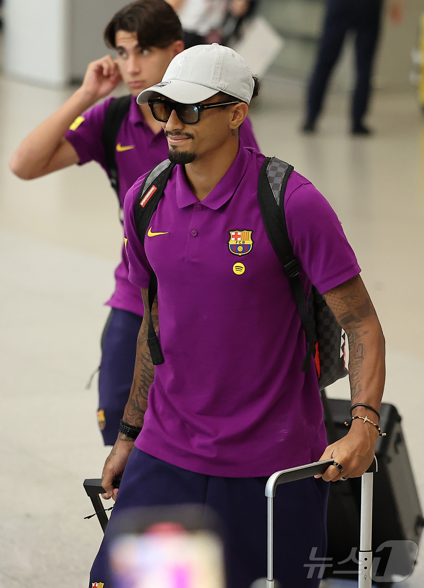 (인천공항=뉴스1) 김진환 기자 = FC 바르셀로나의 하피냐가 29일 오후 인천국제공항 2터미널을 통해 입국하고 있다.지난 2010년 이후 15년 만에 한국을 찾은 바르셀로나는 오 …