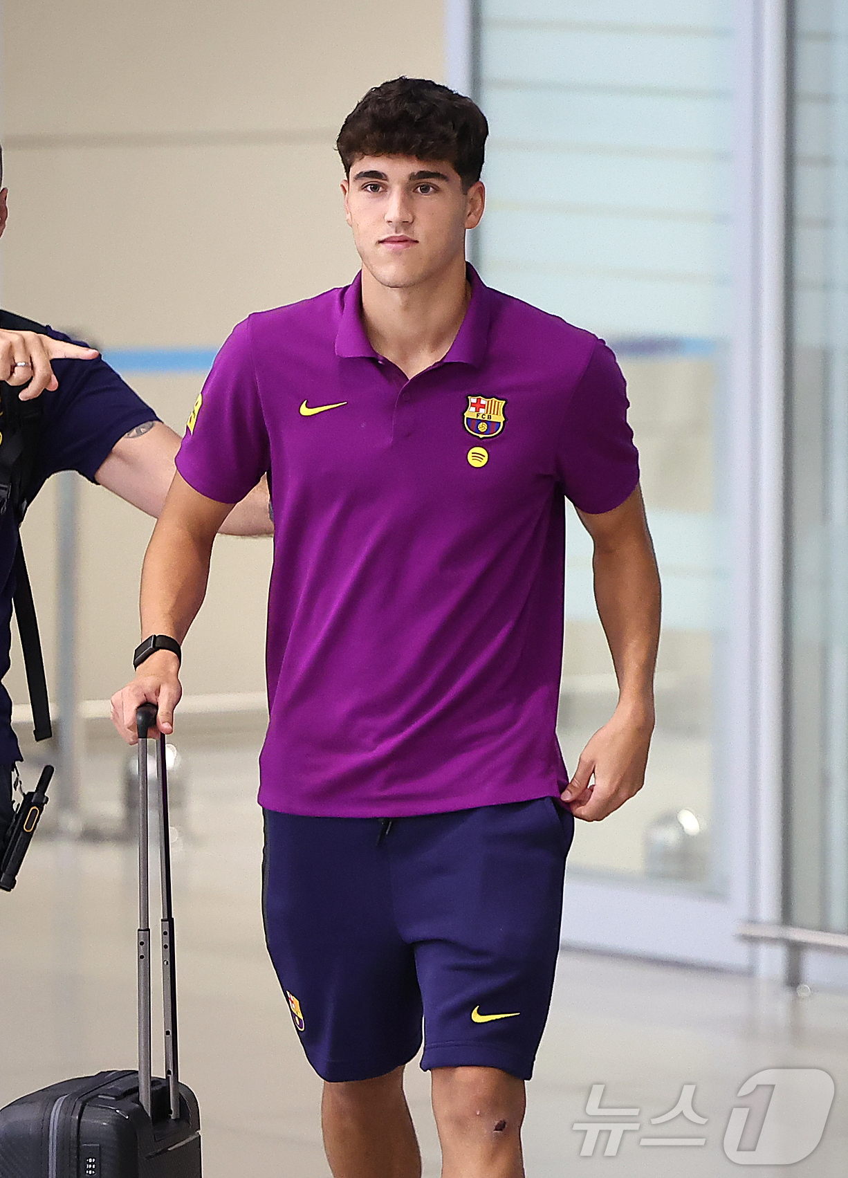 (인천공항=뉴스1) 김진환 기자 = FC 바르셀로나의 파우 쿠바르시가 29일 오후 인천국제공항 2터미널을 통해 입국하고 있다.지난 2010년 이후 15년 만에 한국을 찾은 바르셀로 …