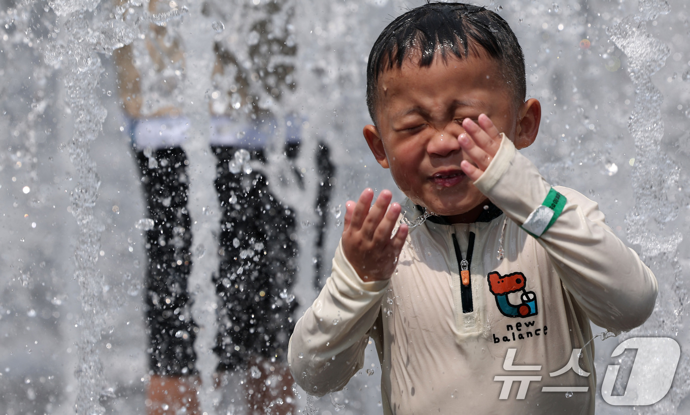(서울=뉴스1) 김성진 기자 = 전국 대부분 지역에 폭염특보가 내려진 29일 서울 광화문광장 바닥분수에서 어린이들이 물놀이를 즐기고 있다. 2025.7.29/뉴스1