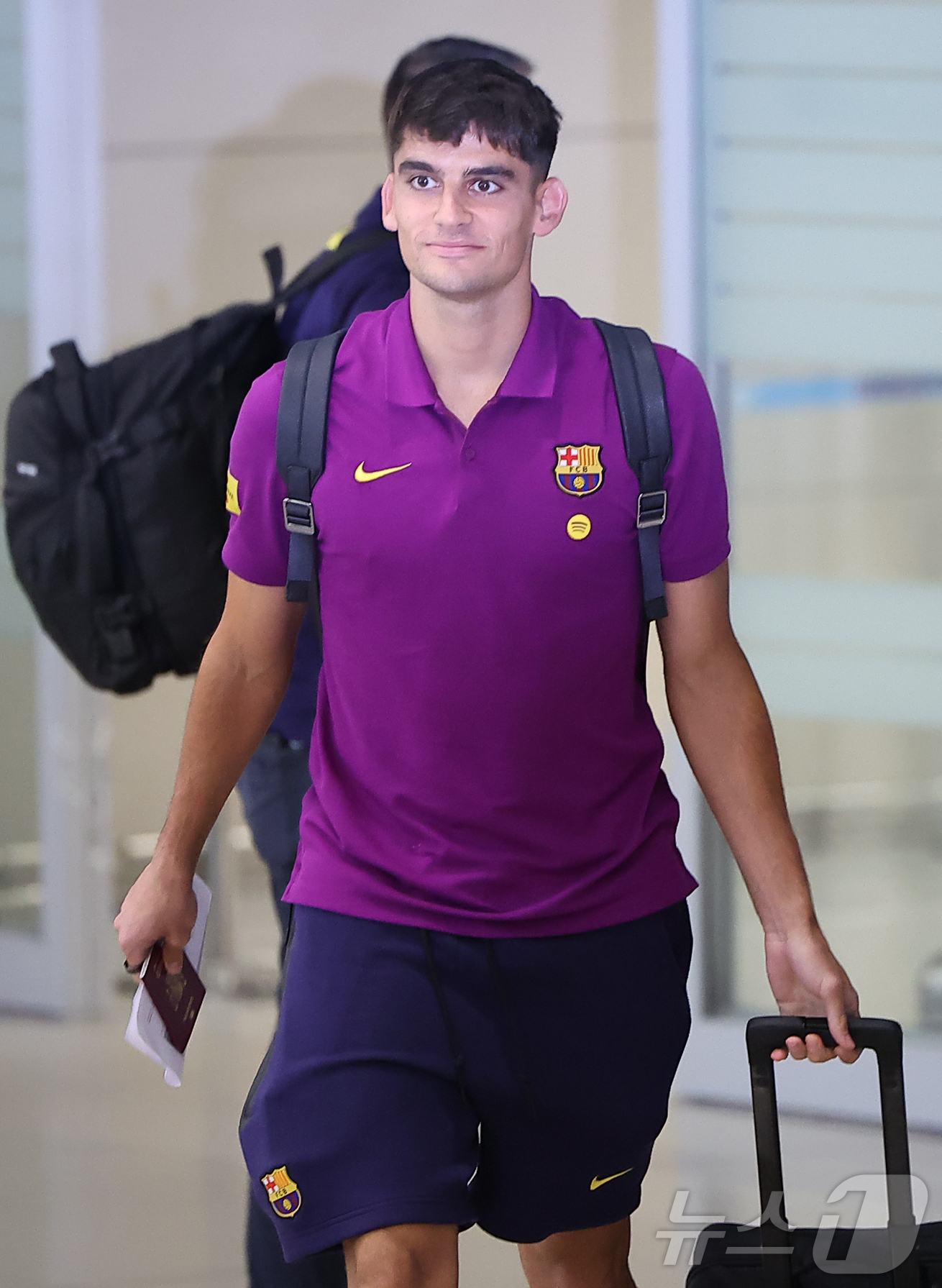 (인천공항=뉴스1) 김진환 기자 = FC 바르셀로나의 제라르 마르틴가 29일 오후 인천국제공항 2터미널을 통해 입국하고 있다.지난 2010년 이후 15년 만에 한국을 찾은 바르셀로 …