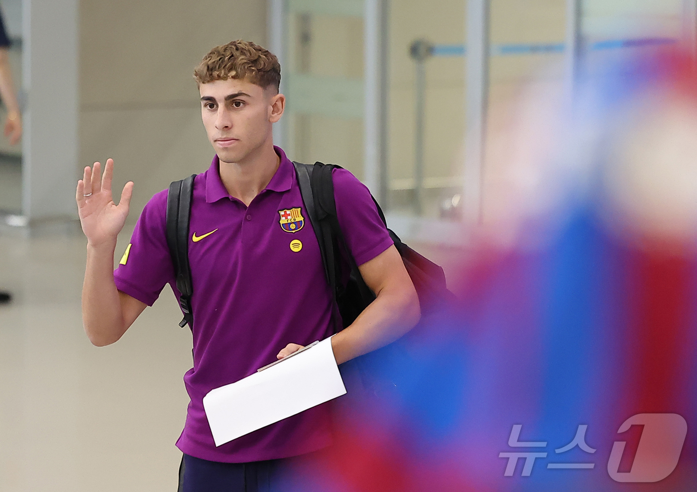(인천공항=뉴스1) 김진환 기자 = FC 바르셀로나의 페르민 로페스가 29일 오후 인천국제공항 2터미널을 통해 입국하고 있다.지난 2010년 이후 15년 만에 한국을 찾은 바르셀로 …