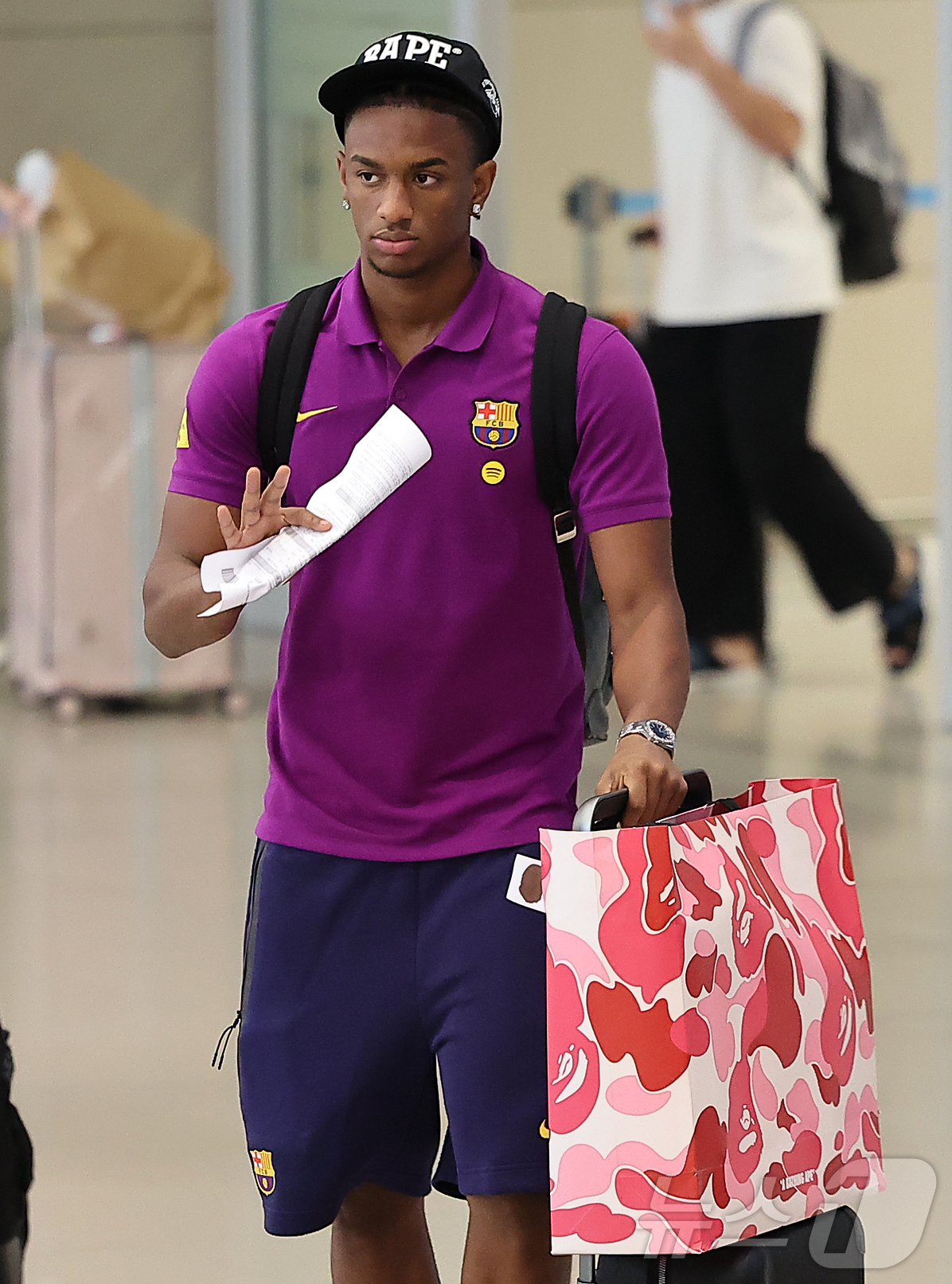 (인천공항=뉴스1) 김진환 기자 = FC 바르셀로나의 알레한드로 발데가 29일 오후 인천국제공항 2터미널을 통해 입국하고 있다.지난 2010년 이후 15년 만에 한국을 찾은 바르셀 …