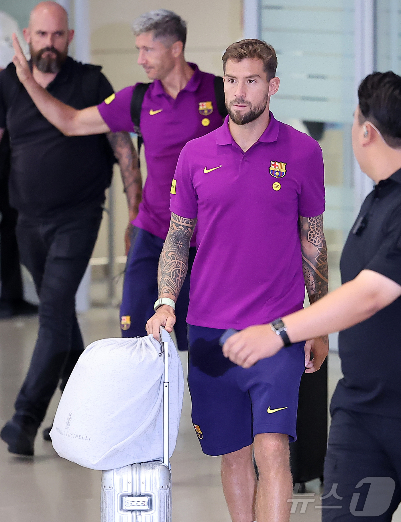 (인천공항=뉴스1) 김진환 기자 = FC 바르셀로나의 이니고 마르티네스가 29일 오후 인천국제공항 2터미널을 통해 입국하고 있다.지난 2010년 이후 15년 만에 한국을 찾은 바르 …