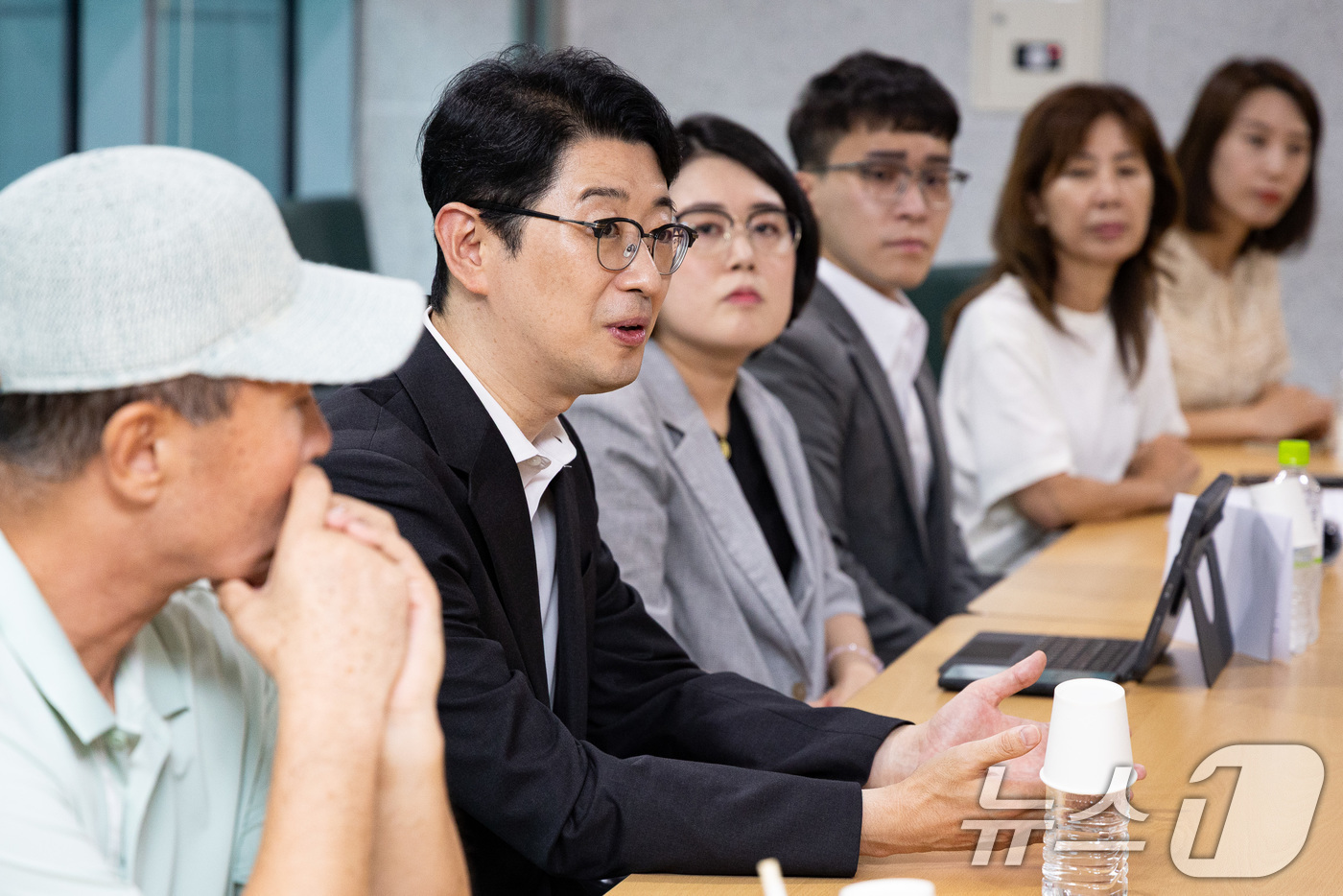 (서울=뉴스1) 유승관 기자 = 국민의힘 당대표 출마를 선언한 주진우 의원이 29일 서울 여의도 국회 의원회관에서 2030 청년크루 간담회를 하고 있다. 2025.7.29/뉴스1