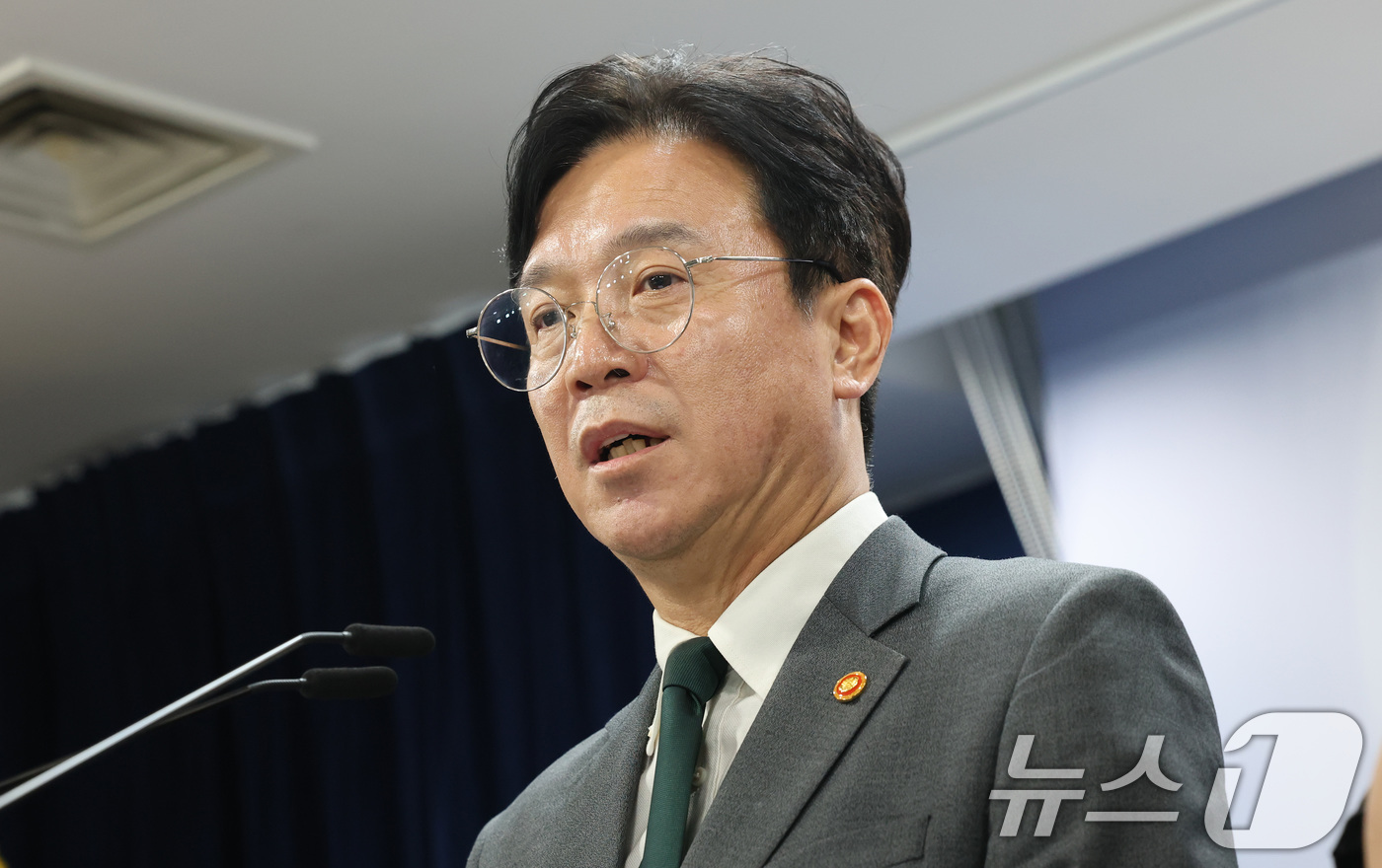 (서울=뉴스1) 임세영 기자 = 김영훈 고용노동부 장관이 29일 서울 종로구 정부서울청사에서 노동조합 및 노동관계조정법 개정안 관련 브리핑을 하고 있다. 2025.7.29/뉴스1