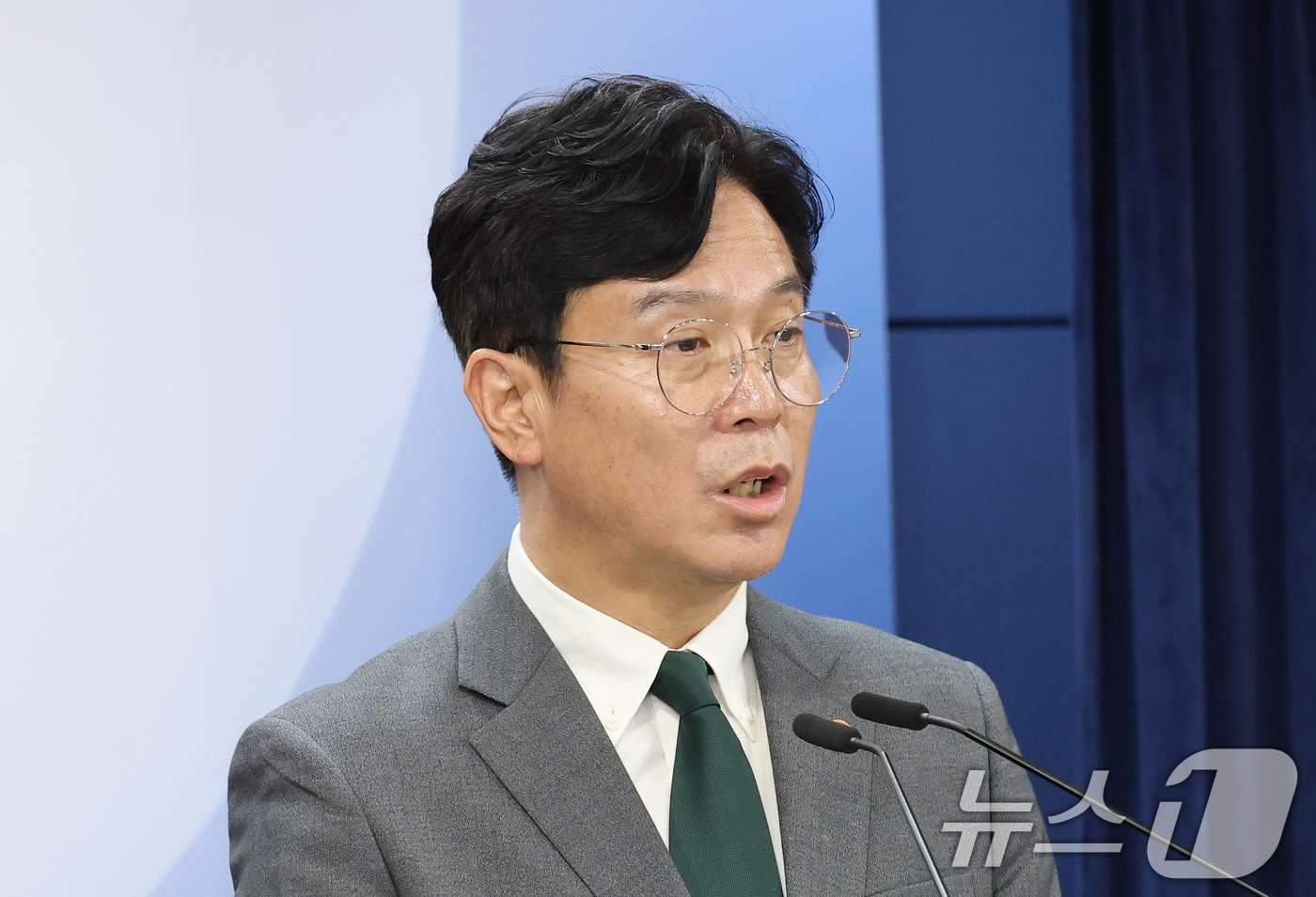 (서울=뉴스1) 임세영 기자 = 김영훈 고용노동부 장관이 29일 서울 종로구 정부서울청사에서 노동조합 및 노동관계조정법 개정안 관련 브리핑을 하고 있다. 2025.7.29/뉴스1