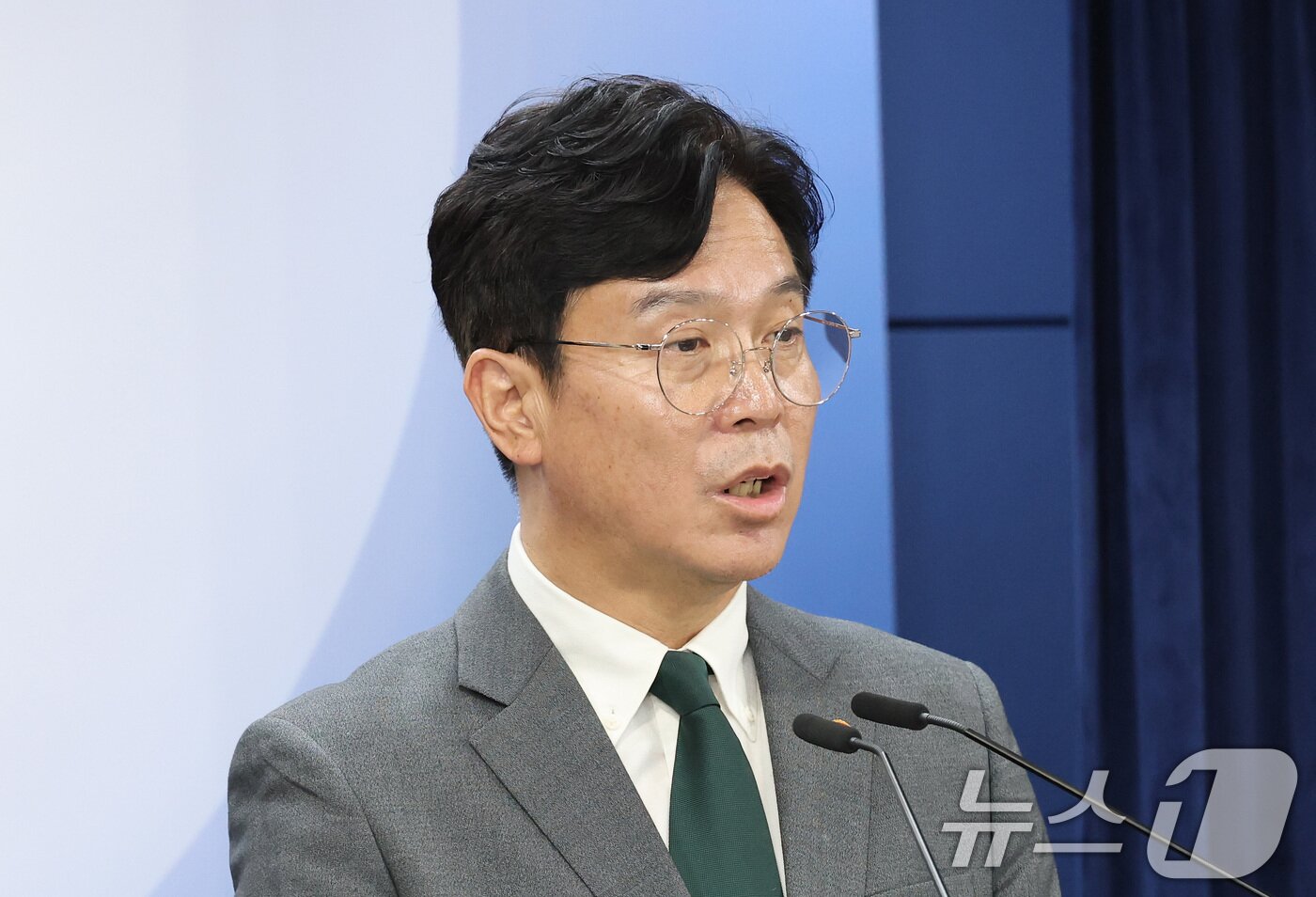 본문 이미지 - 김영훈 고용노동부 장관이 29일 서울 종로구 정부서울청사에서 노동조합 및 노동관계조정법 개정안 관련 브리핑을 하고 있다. 2025.7.29/뉴스1 ⓒ News1 임세영 기자