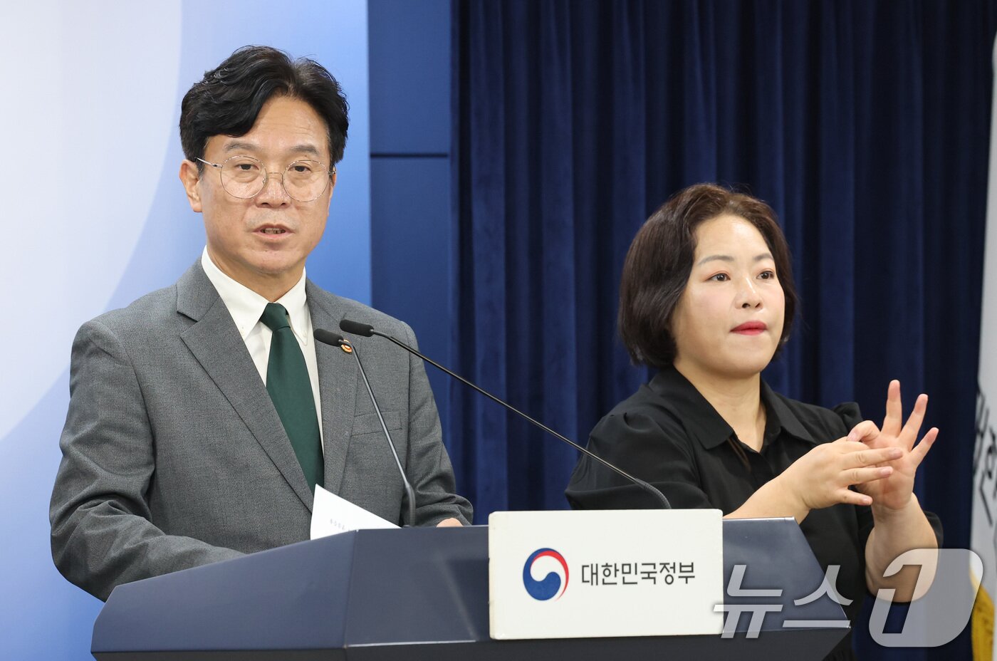 본문 이미지 - 김영훈 고용노동부 장관이 29일 서울 종로구 정부서울청사에서 노동조합 및 노동관계조정법 개정안 관련 브리핑을 하고 있다. 2025.7.29/뉴스1 ⓒ News1 임세영 기자