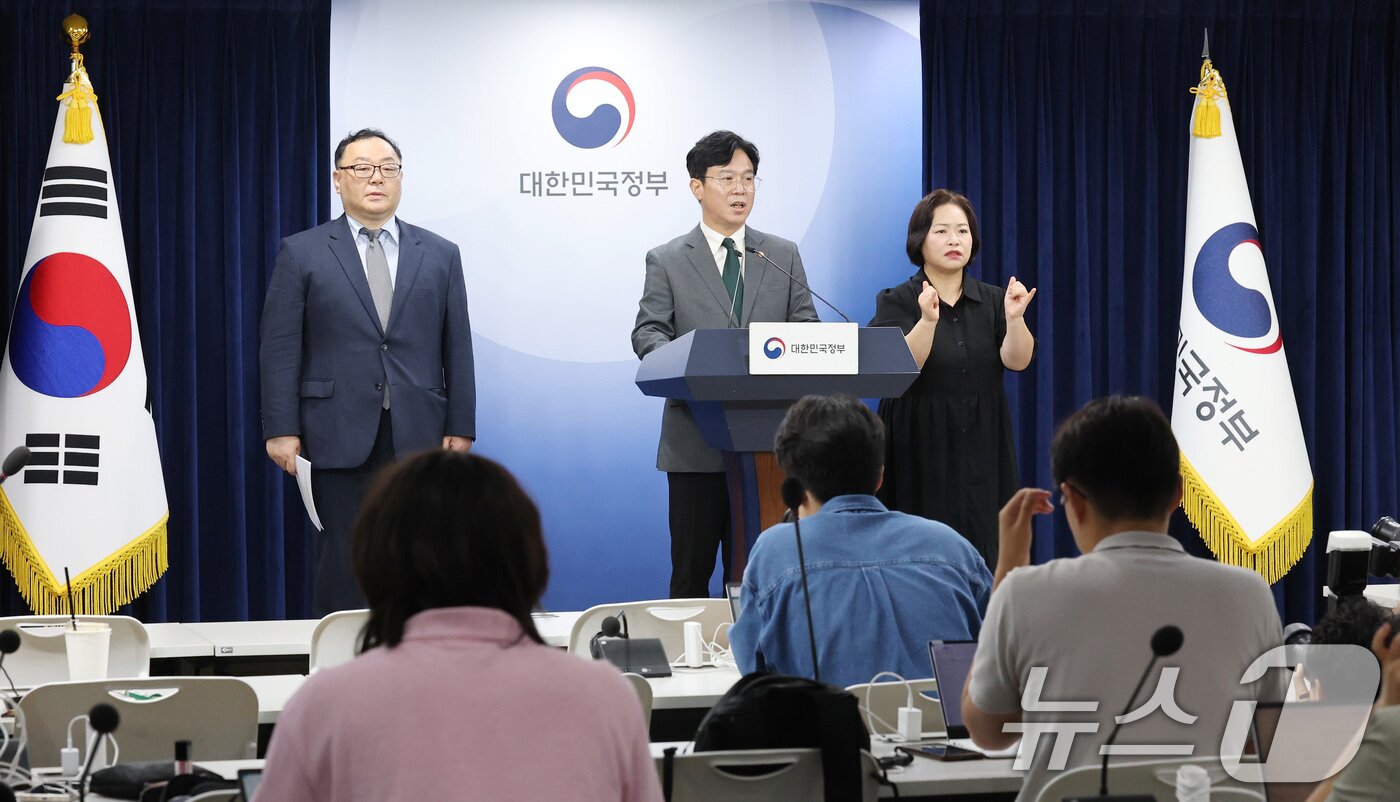 본문 이미지 - 김영훈 고용노동부 장관이 29일 서울 종로구 정부서울청사에서 노동조합 및 노동관계조정법 개정안 관련 브리핑을 하고 있다. 2025.7.29/뉴스1 ⓒ News1 임세영 기자