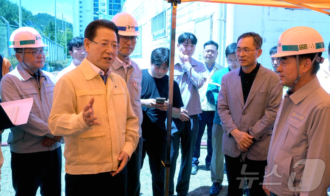 본문 이미지 - 김영록 전라남도지사가 29일 오후 전남 영암군 대불일반산업단지 내 HD현대삼호조선소 화재현장을 방문, 현황을 청취하고 관계자들을 격려하고 있다.&#40;전남도 제공. 재판매 및 DB금지&#41; 2025.7.29/뉴스1 