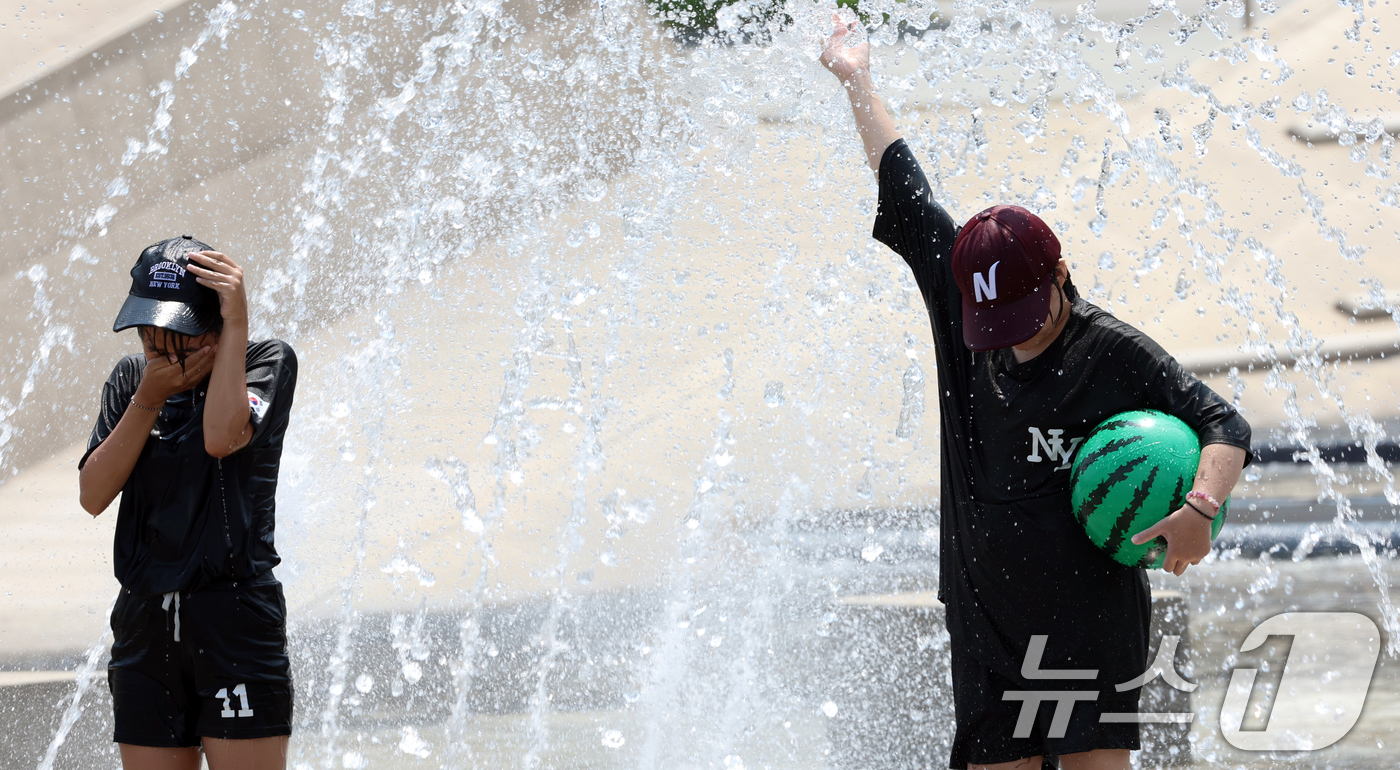 (서울=뉴스1) 김명섭 기자 = 연일 극한 폭염이 이어지고 있는 가운데 서울 여의도 물빛광장에서 아이들이 더위를 식히고 있다. 2025.7.29/뉴스1