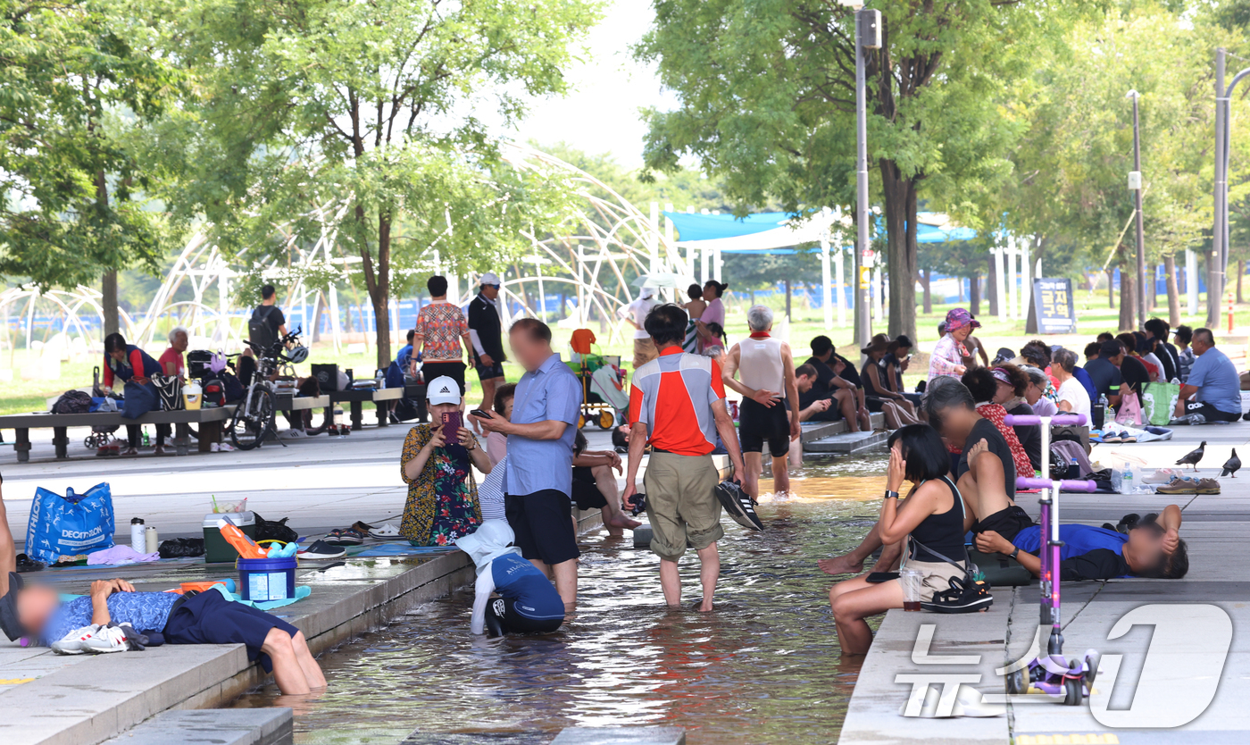 (서울=뉴스1) 김명섭 기자 = 연일 극한 폭염이 이어지고 있는 가운데 서울 마포대교 아래에서 시민들이 족욕을 하며 휴식을 취하고 있다. 2025.7.29/뉴스1