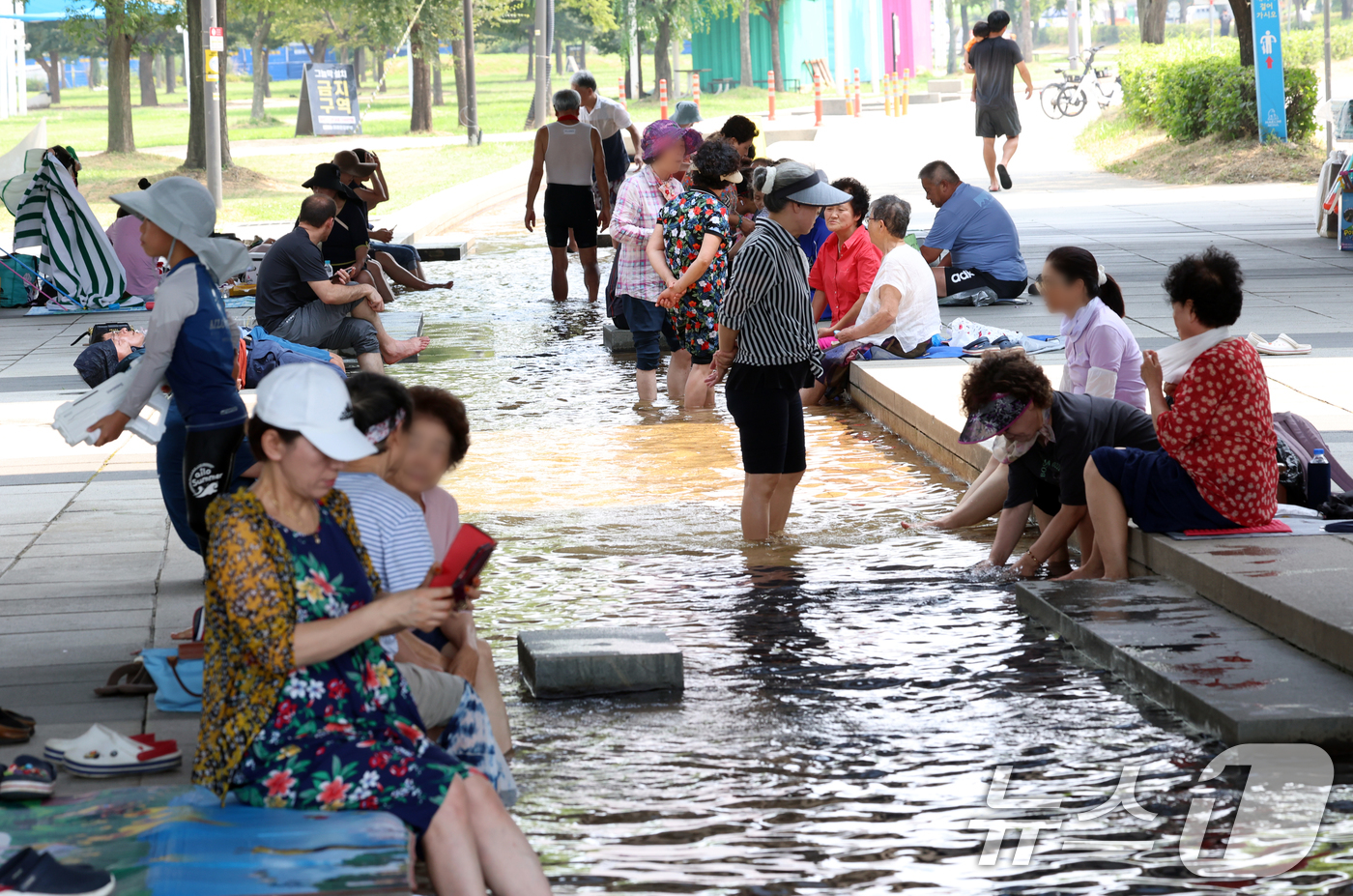 (서울=뉴스1) 김명섭 기자 = 연일 극한 폭염이 이어지고 있는 가운데 서울 마포대교 아래에서 시민들이 족욕을 하며 휴식을 취하고 있다. 2025.7.29/뉴스1