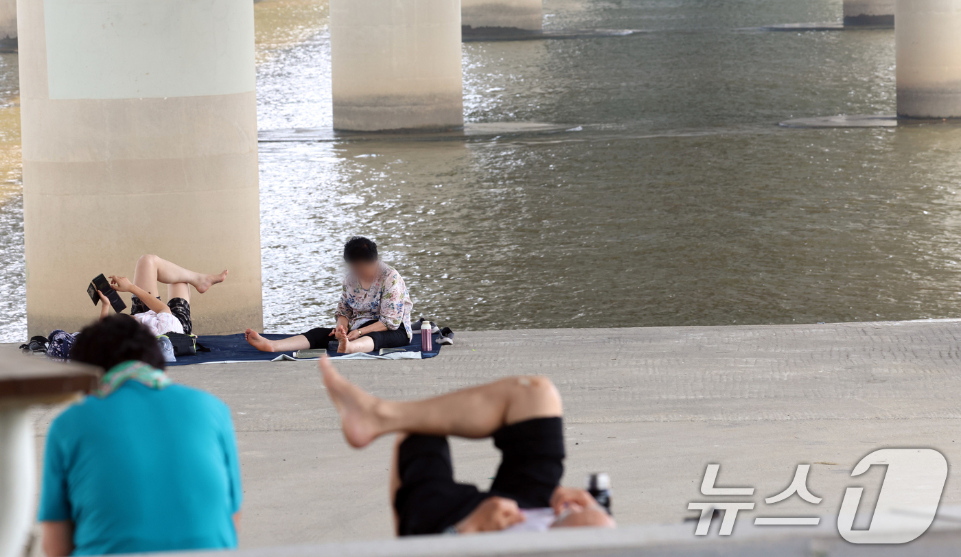 (서울=뉴스1) 김명섭 기자 = 연일 극한 폭염이 이어지고 있는 가운데 서울 마포대교 아래에서 시민들이 휴식을 취하고 있다. 2025.7.29/뉴스1