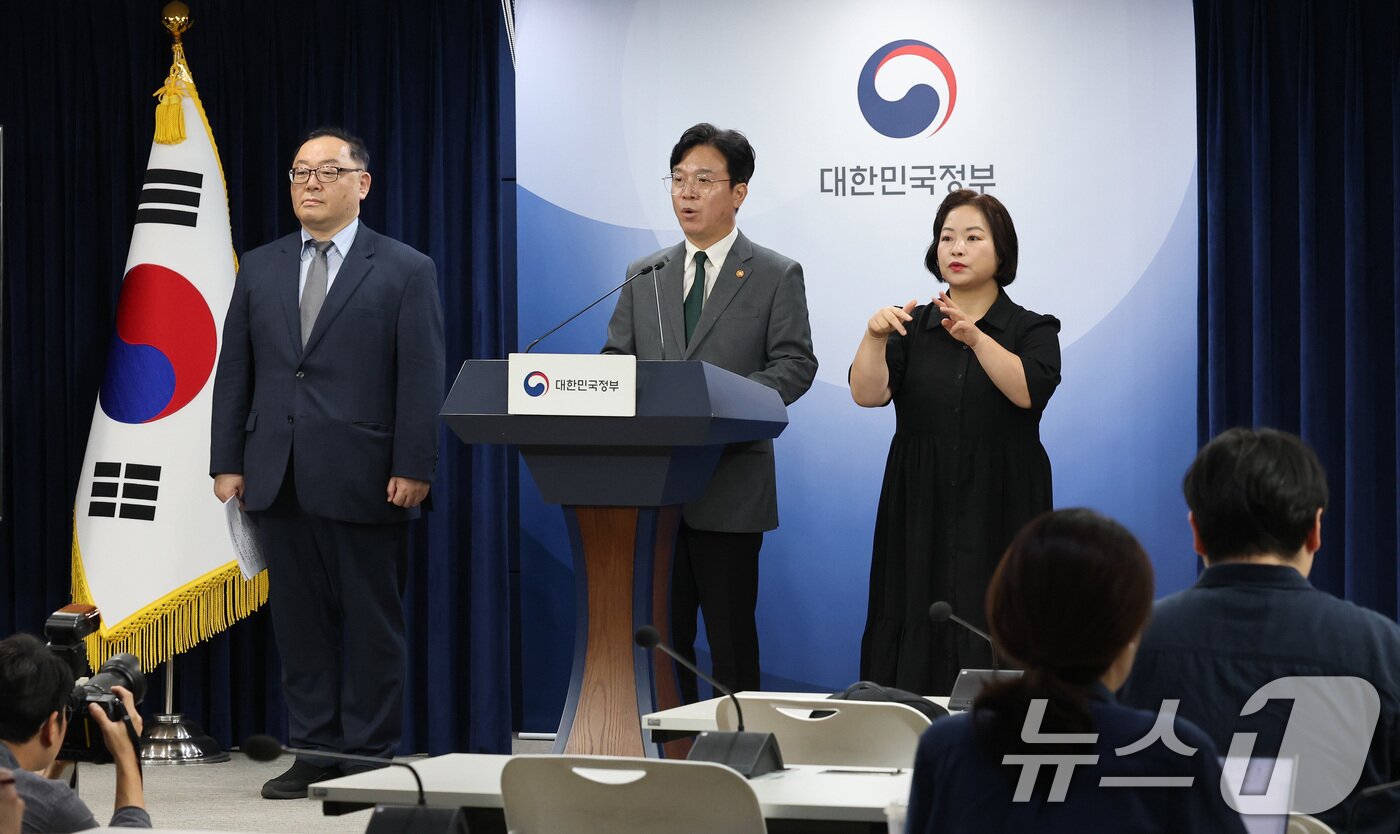 본문 이미지 - 김영훈 고용노동부 장관이 29일 서울 종로구 정부서울청사에서 노동조합 및 노동관계조정법 개정안 관련 브리핑을 하고 있다. ⓒ News1 임세영 기자