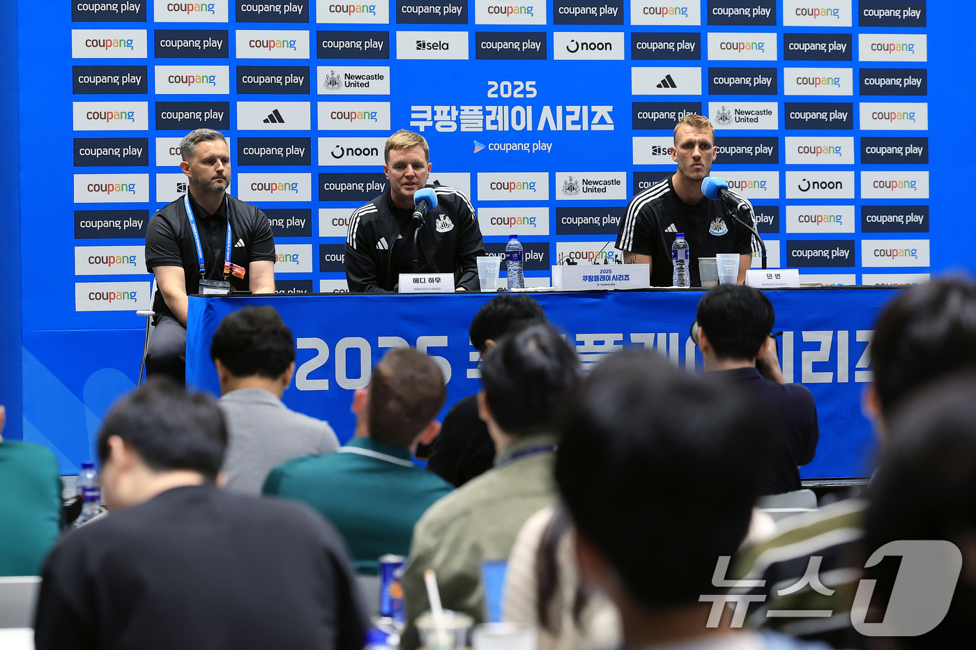 (서울=뉴스1) 박정호 기자 = 에디 하우 뉴캐슬 감독과 댄 번 선수가 29일 오후 서울 여의도 IFC TWO The Forum에서 열린  2025 쿠팡플레이 시리즈 뉴캐슬 프리 …